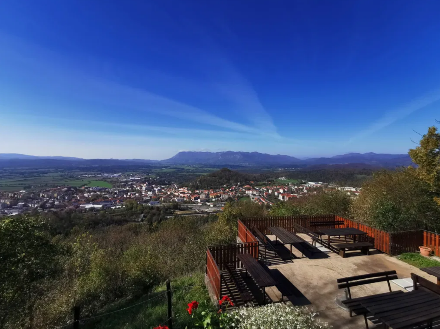 Koča Mladika na Pečni rebri