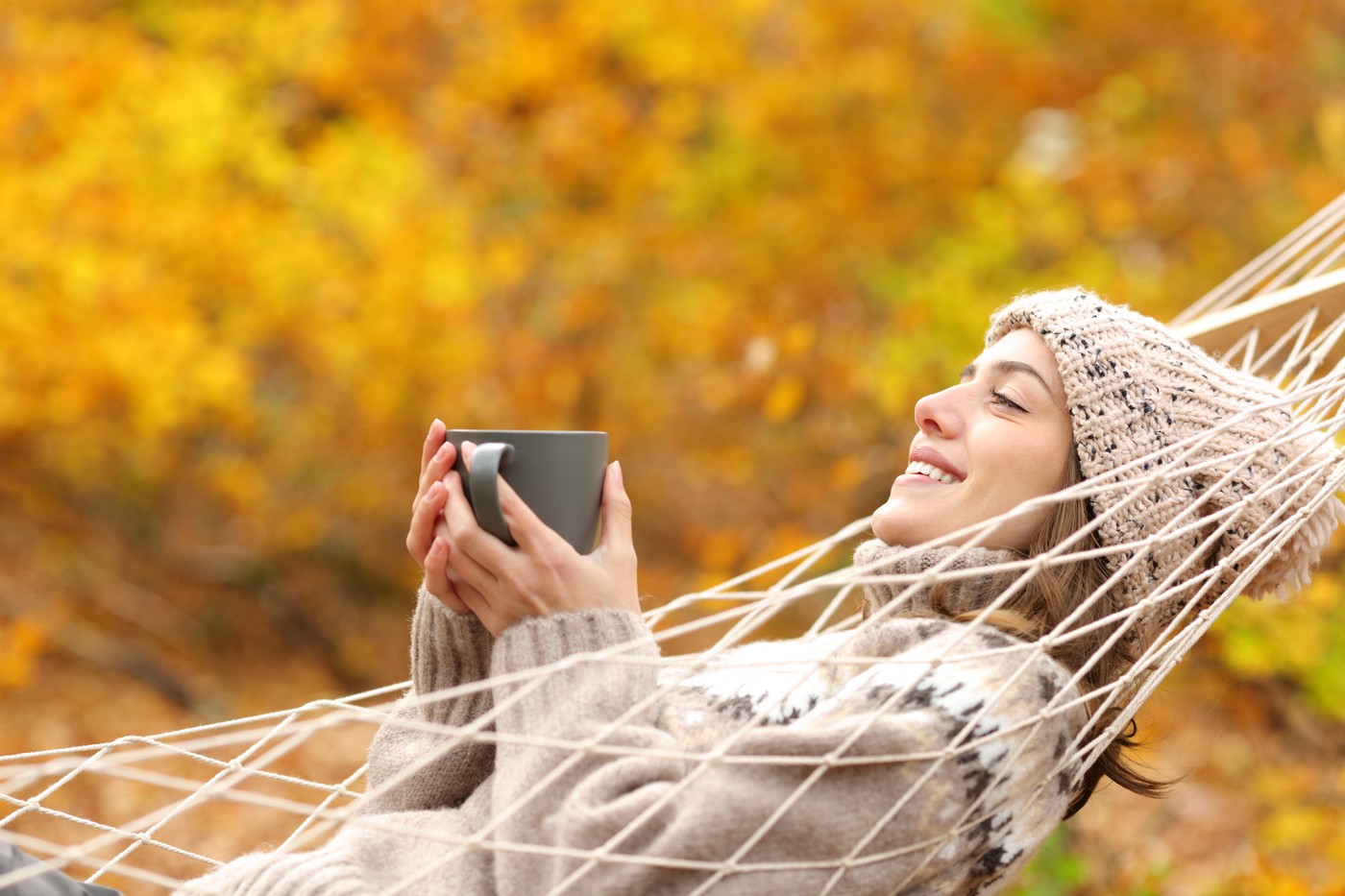 mlada ženska, jesen, viseča mreža, sreča, veselje, počitek