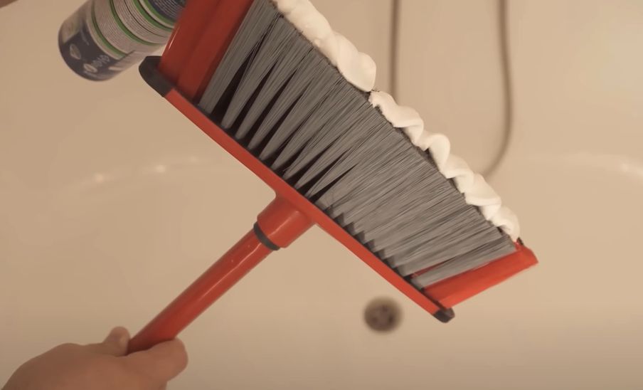 pena za britje, metla