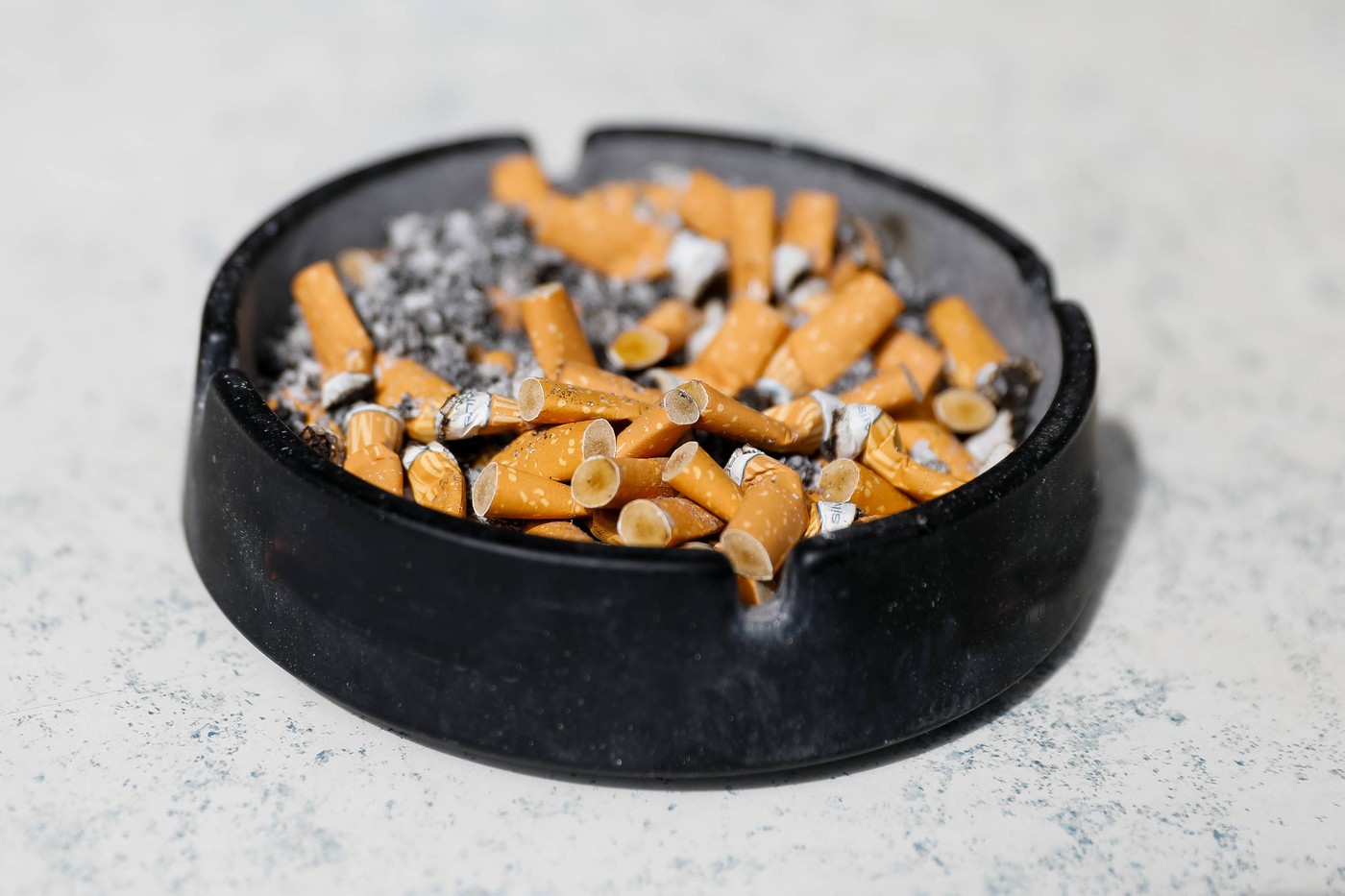 Aschenbecher, Symbolbild, , Zigarettenstummel, Rauchen, Tabak, Nikotin, Sucht, Gesundheit, Raucherzone, Umweltverschmutz