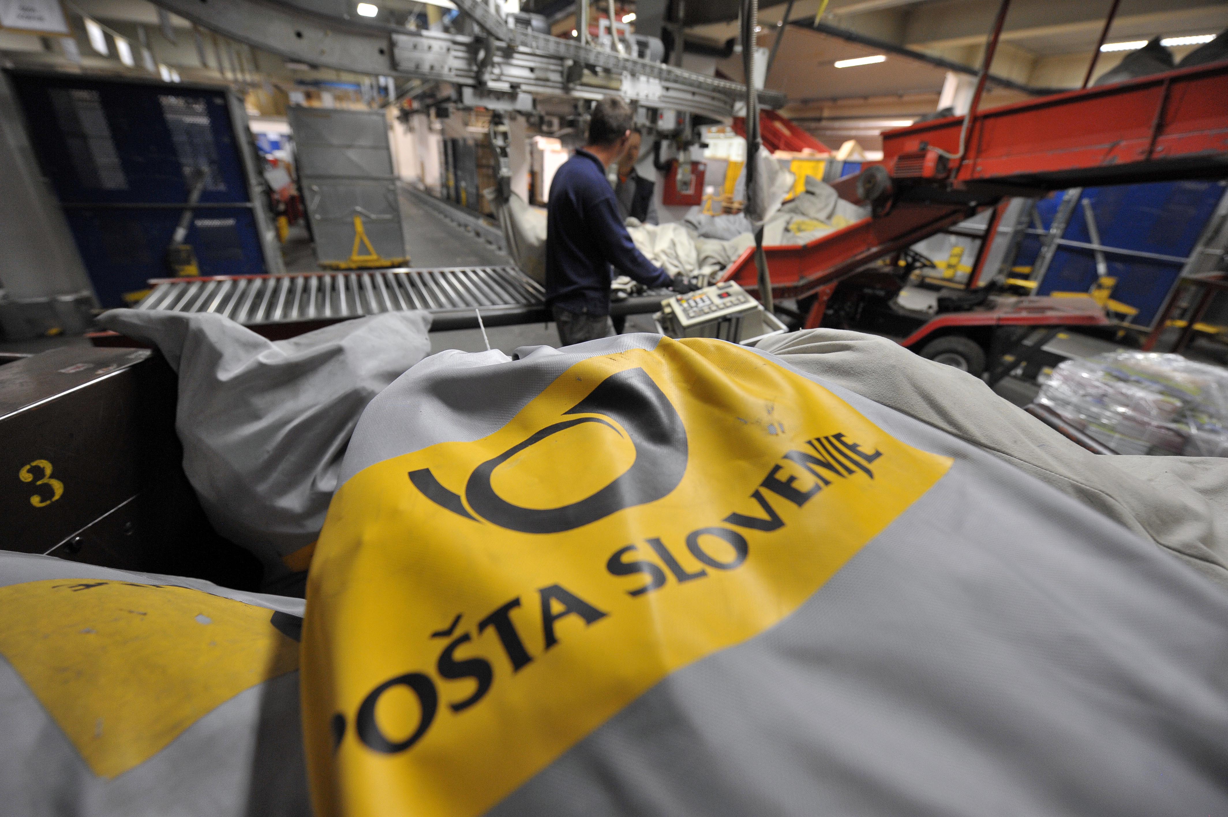 Pošta, poštarji, paketi, pisma