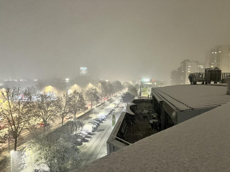 Sneg je pobelil Sarajevo. (Foto: N1