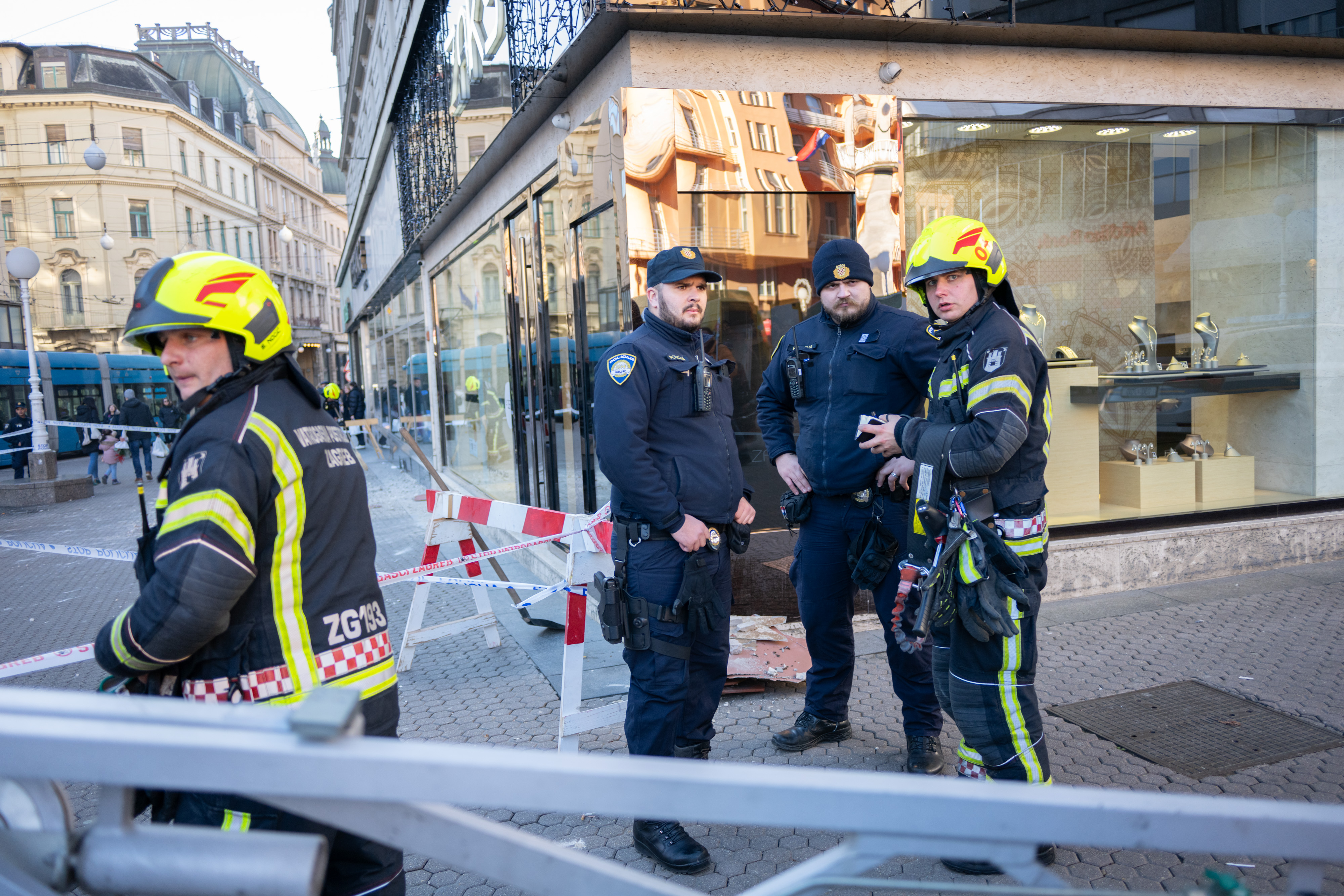 zagreb, fasada, hrvaški gasilci, hrvaška policija