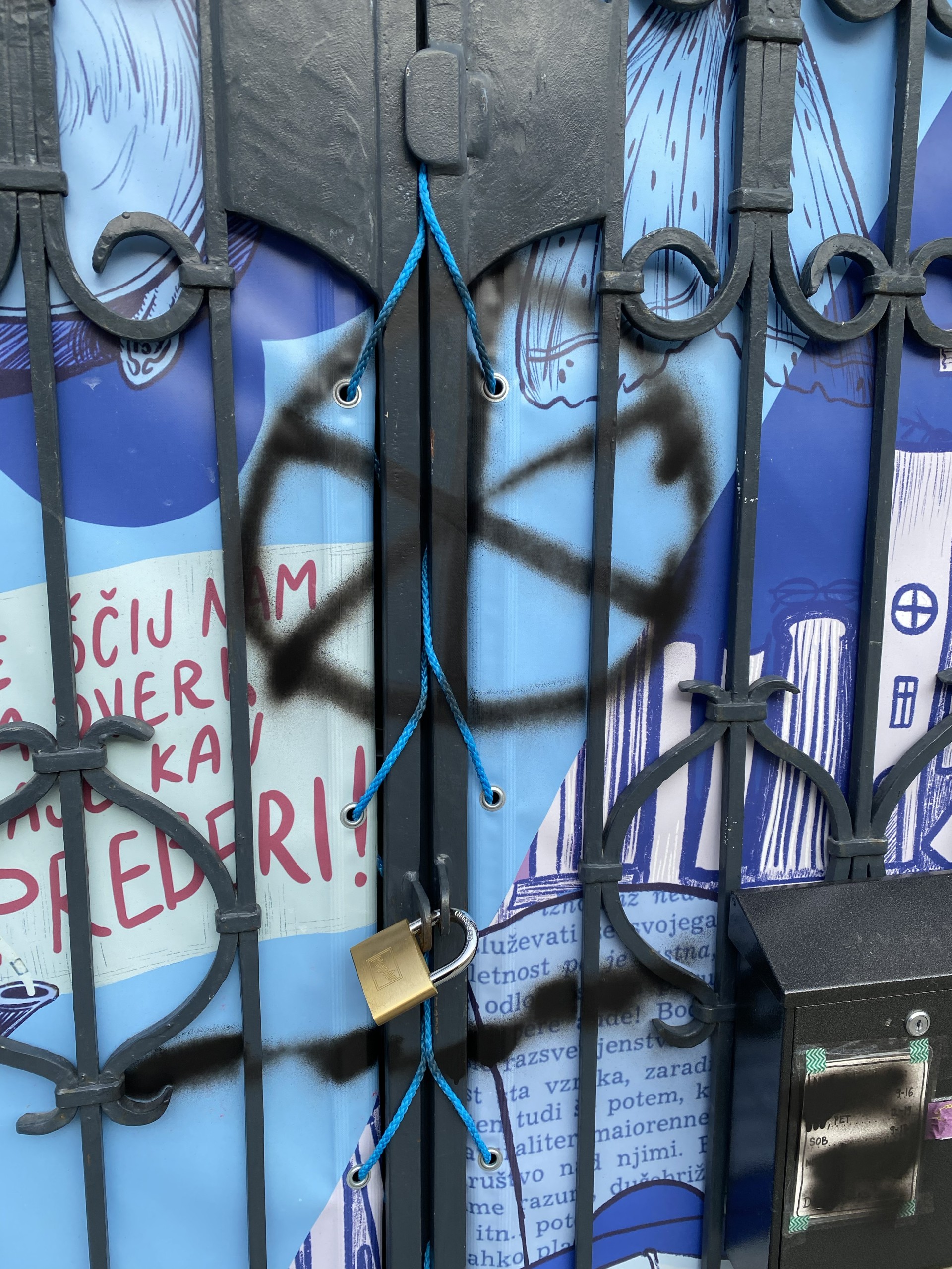 Knjigarna mariborka, napad, homofobija, grafiti