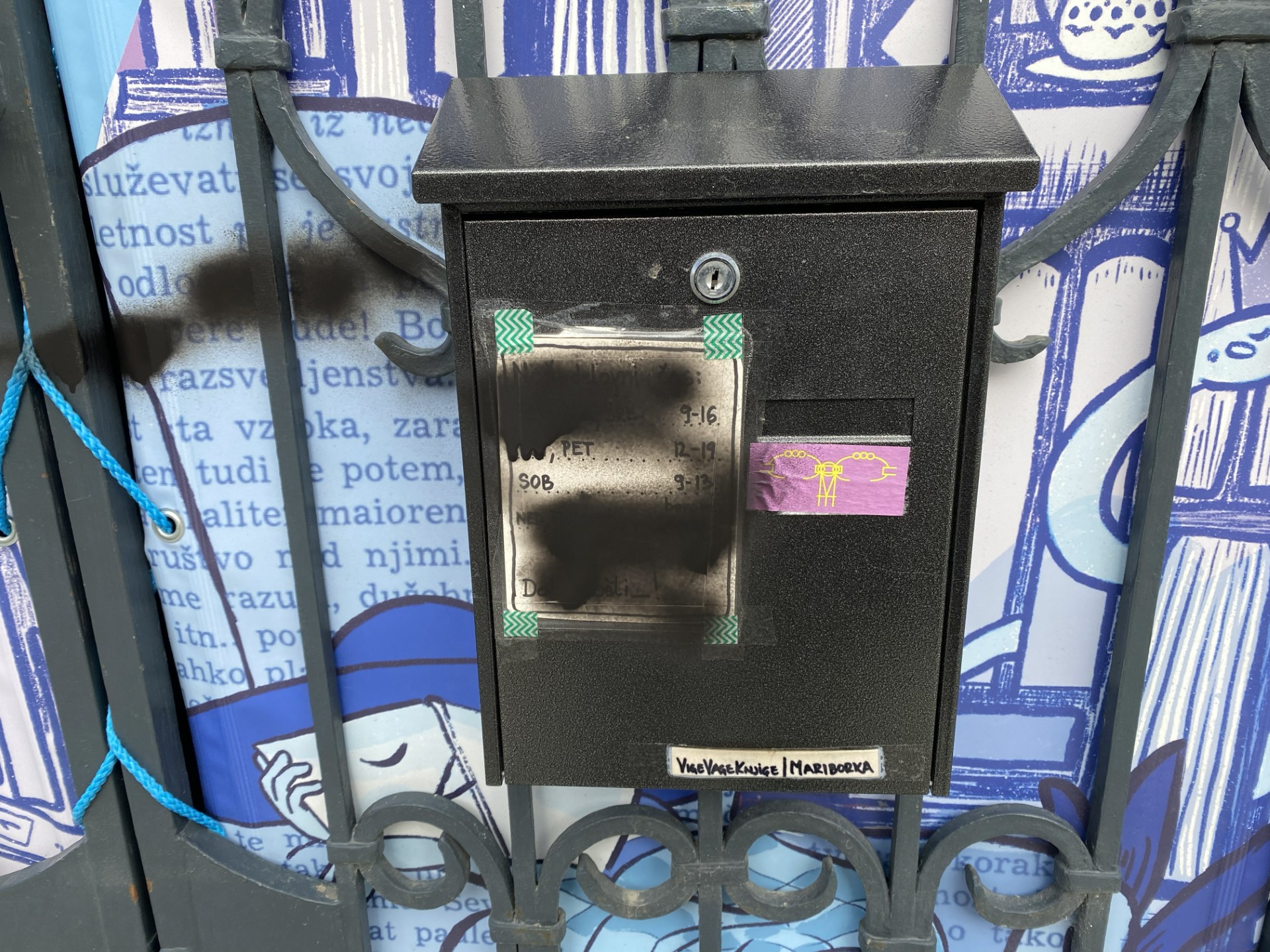 Knjigarna mariborka, napad, homofobija, grafiti