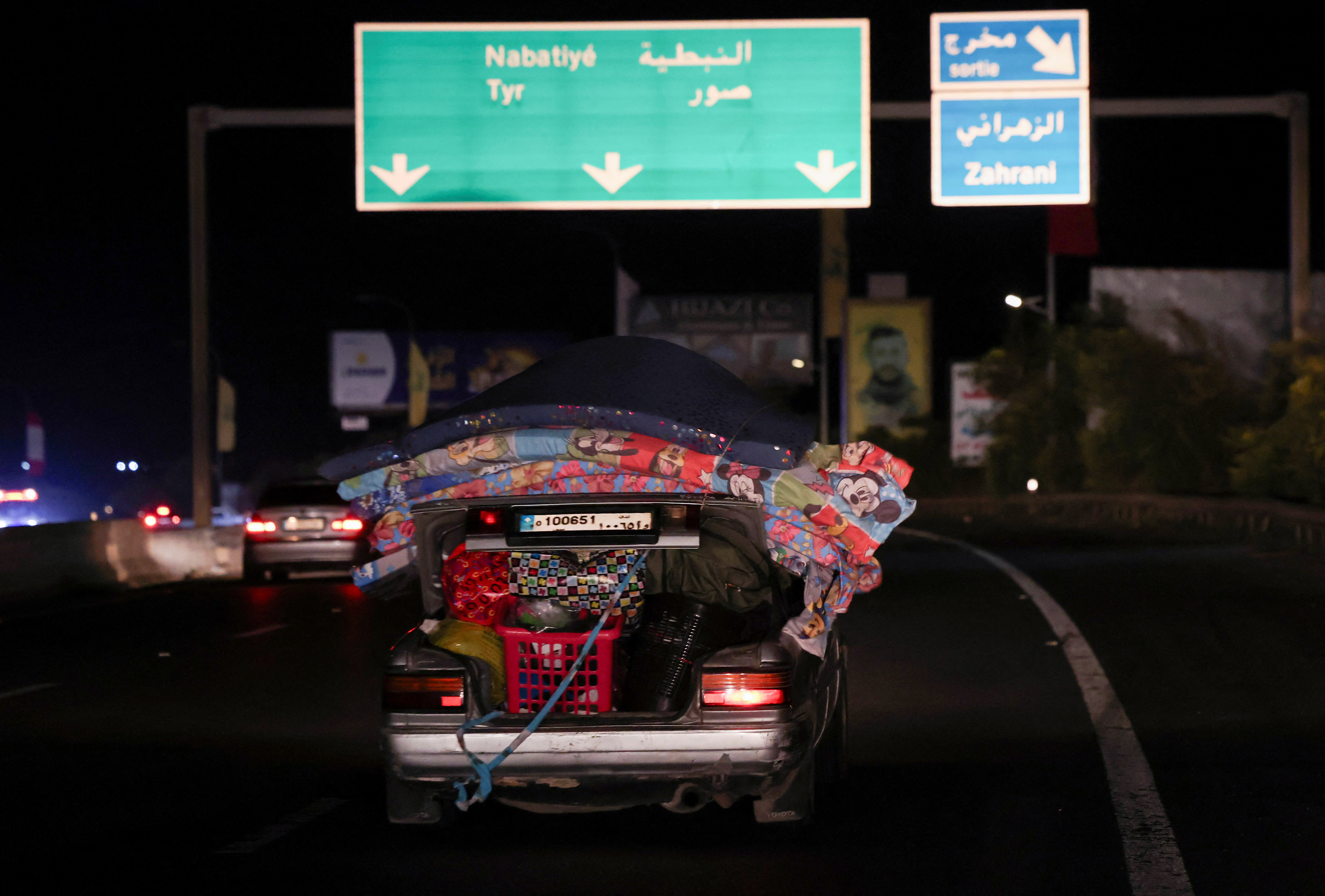 Kljub pozivom Izraela, naj se Libanonci še ne vračajo na jug države, so bile ceste polne avtomobilov, ki so prevažali najrazličnejše predmete - od vzmetnic do druge lastnine. (Foto: Aziz Taher/REUTERS)