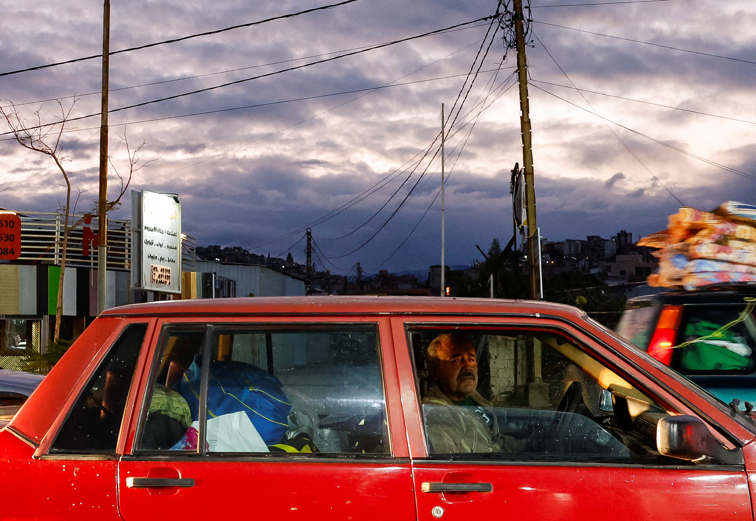 Moški se je odločil za pot nazaj na jug Libanona, kljub opozorilom Izraela, naj se še ne vračajo. (Foto: Adnan Abidi/REUTERS)