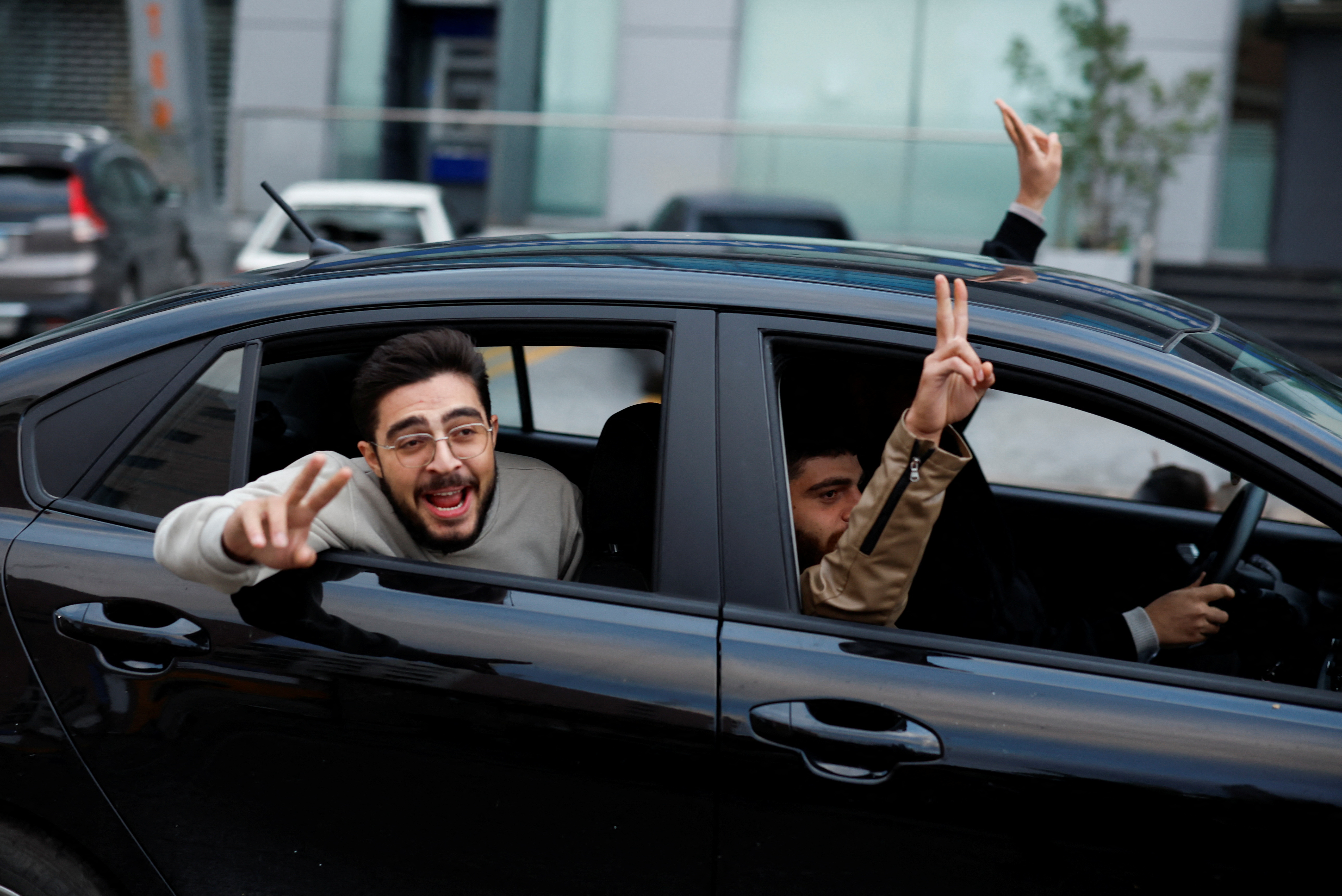 Ljudje so proslavljali prekinitev ognja. Fotografija je nastala v zgodovinskem libanonskem mestu Tir. (Foto: Adnan Abidi/REUTERS)