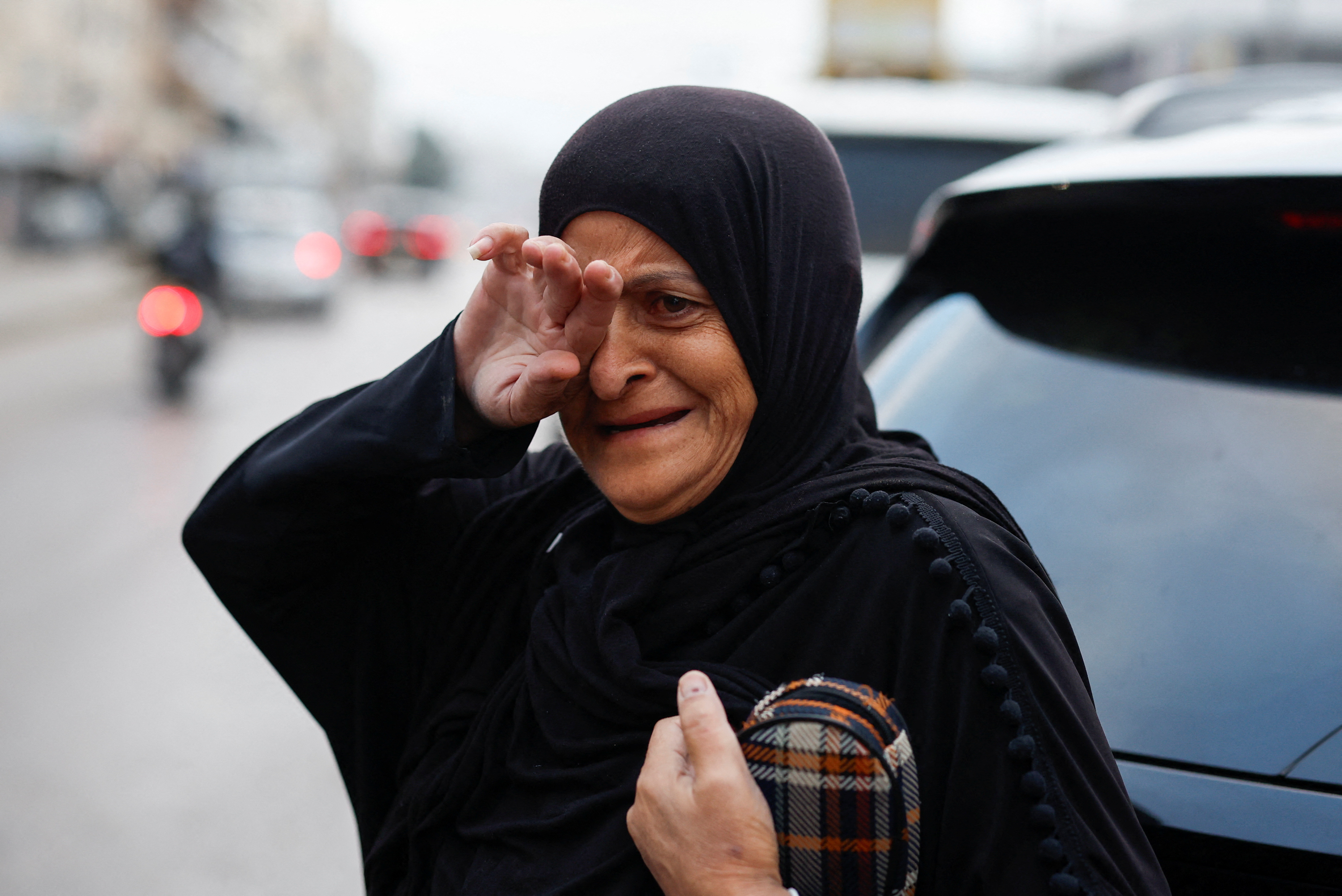 Ženska je bila v solzah, ko se je po prekinitvi ognja lahko ponovno vrnila v Tir. (Foto: Adnan Abidi/REUTERS)
