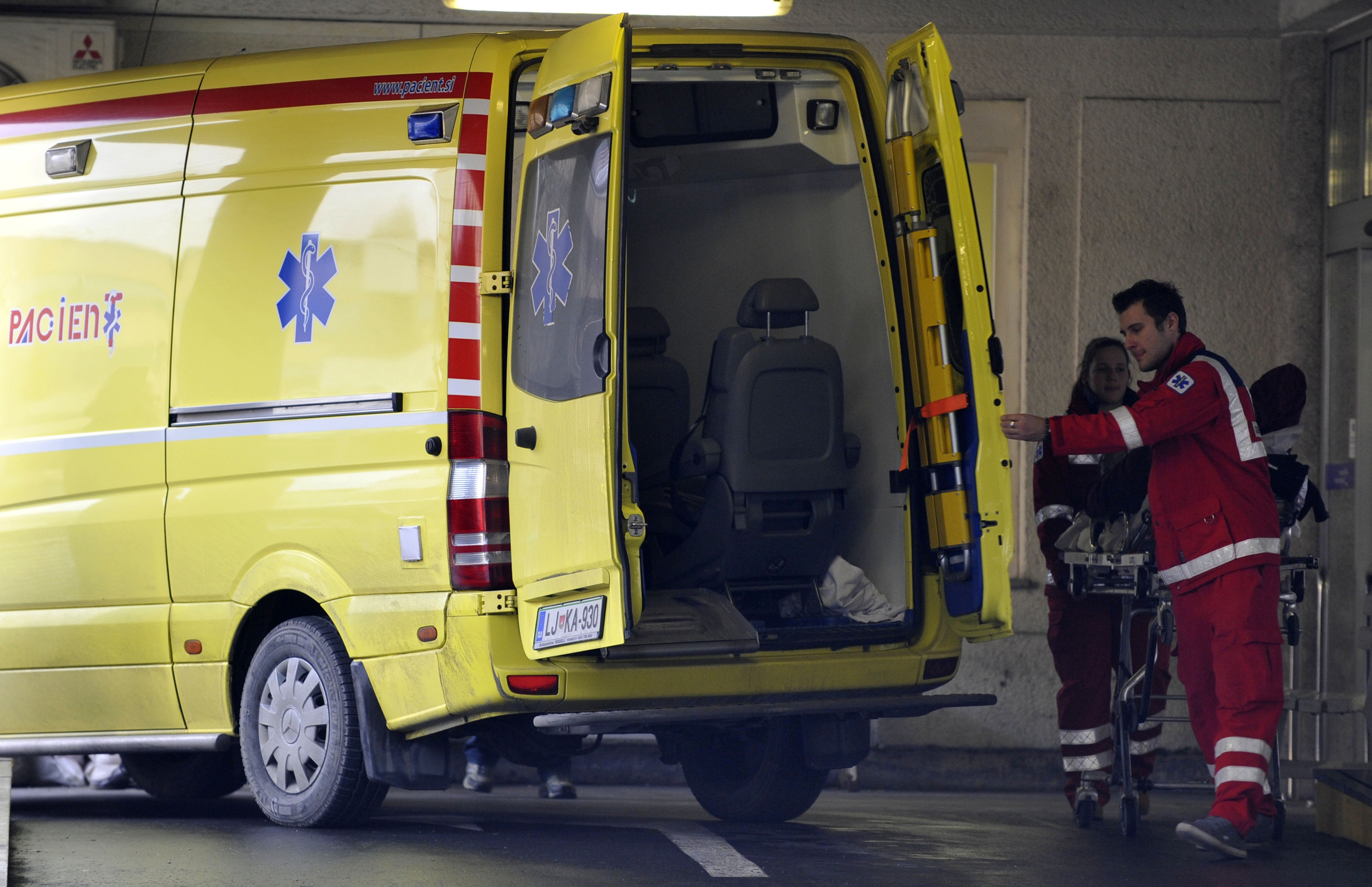 UKC RESEVALNA VOZILA OSEBJE MEDICINA ZDRAVSTVO POLIKLINIKA