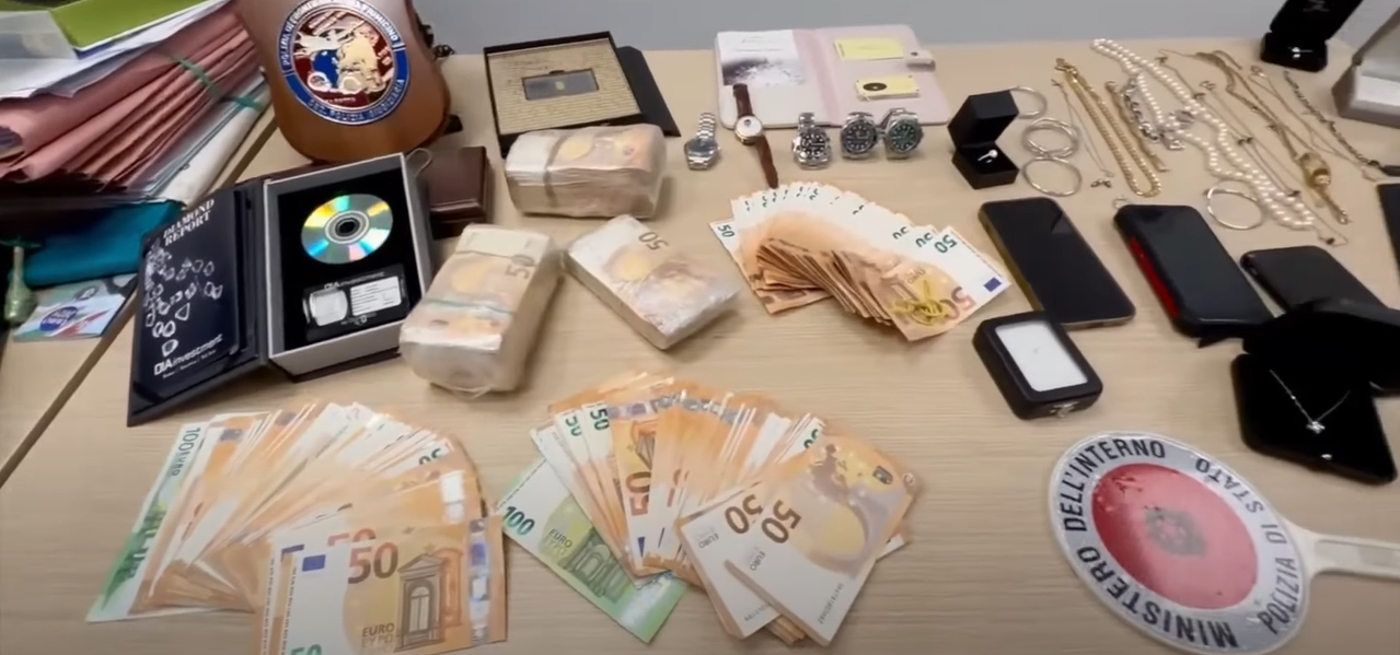 Italija, tolpa, vodovodarji, policija