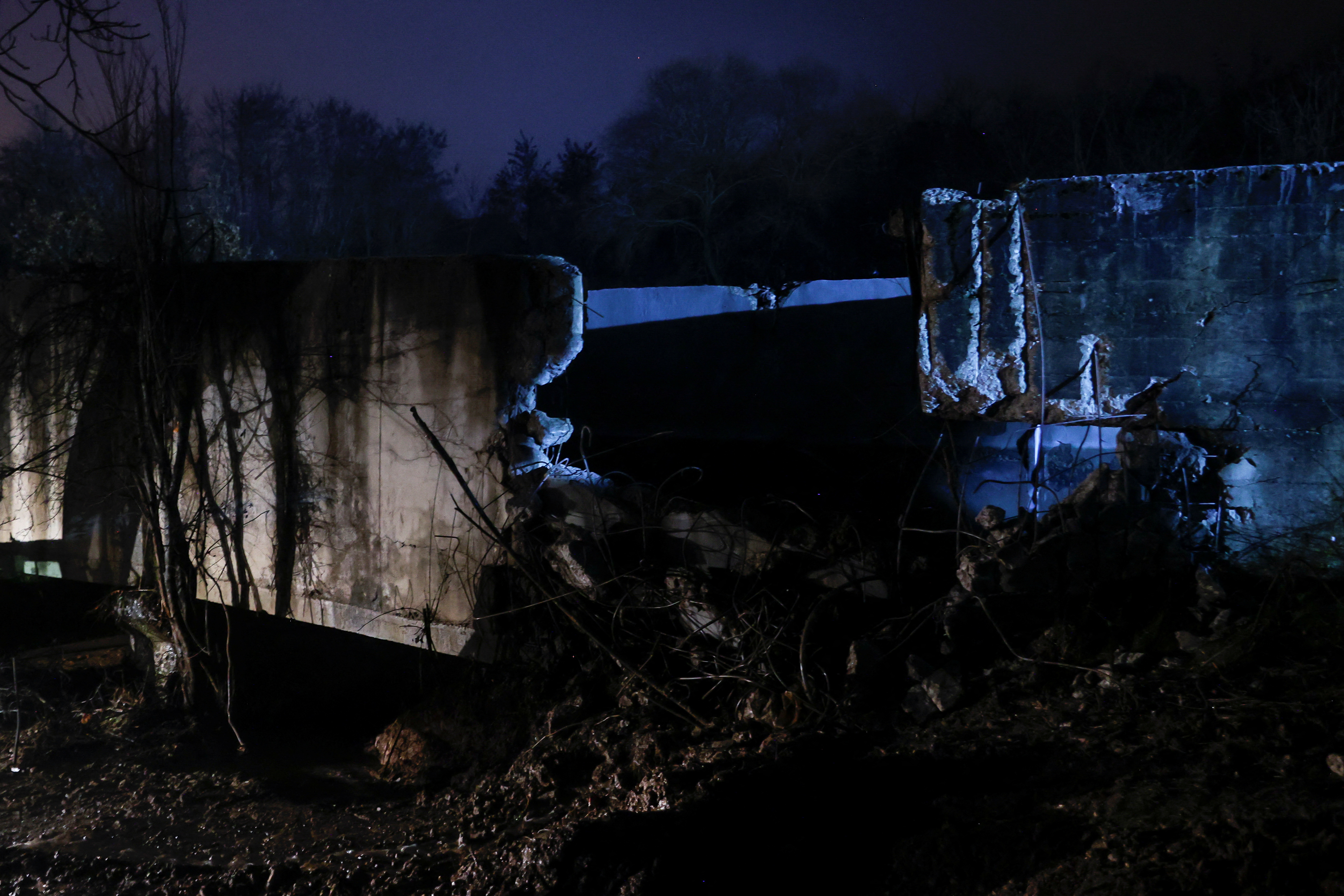 Prizor po eksploziji na severu Kosova (Foto: Valdrin Xhemaj/REUTERS)