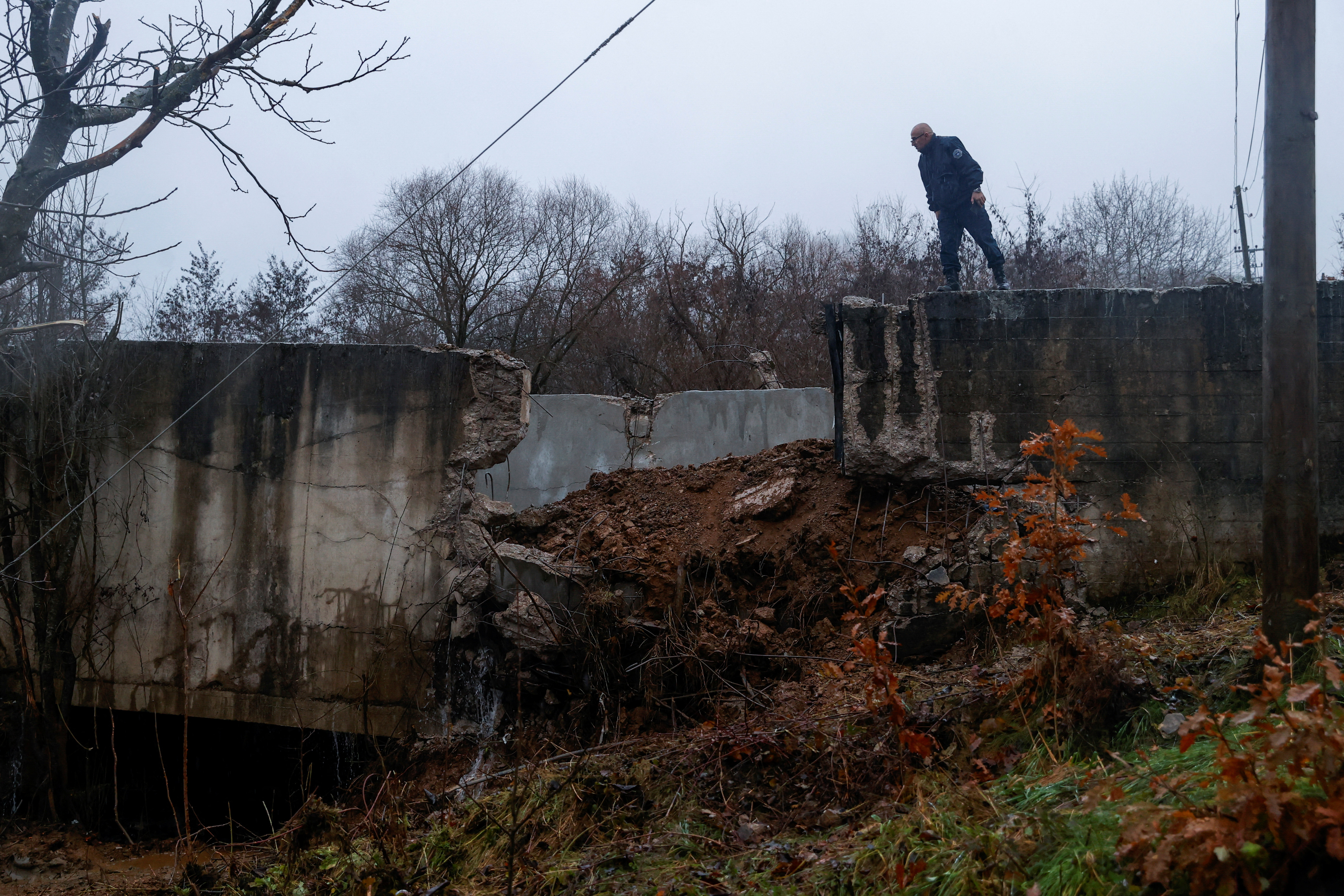 Prizor po eksploziji na severu Kosova (Foto: Valdrin Xhemaj/REUTERS)
