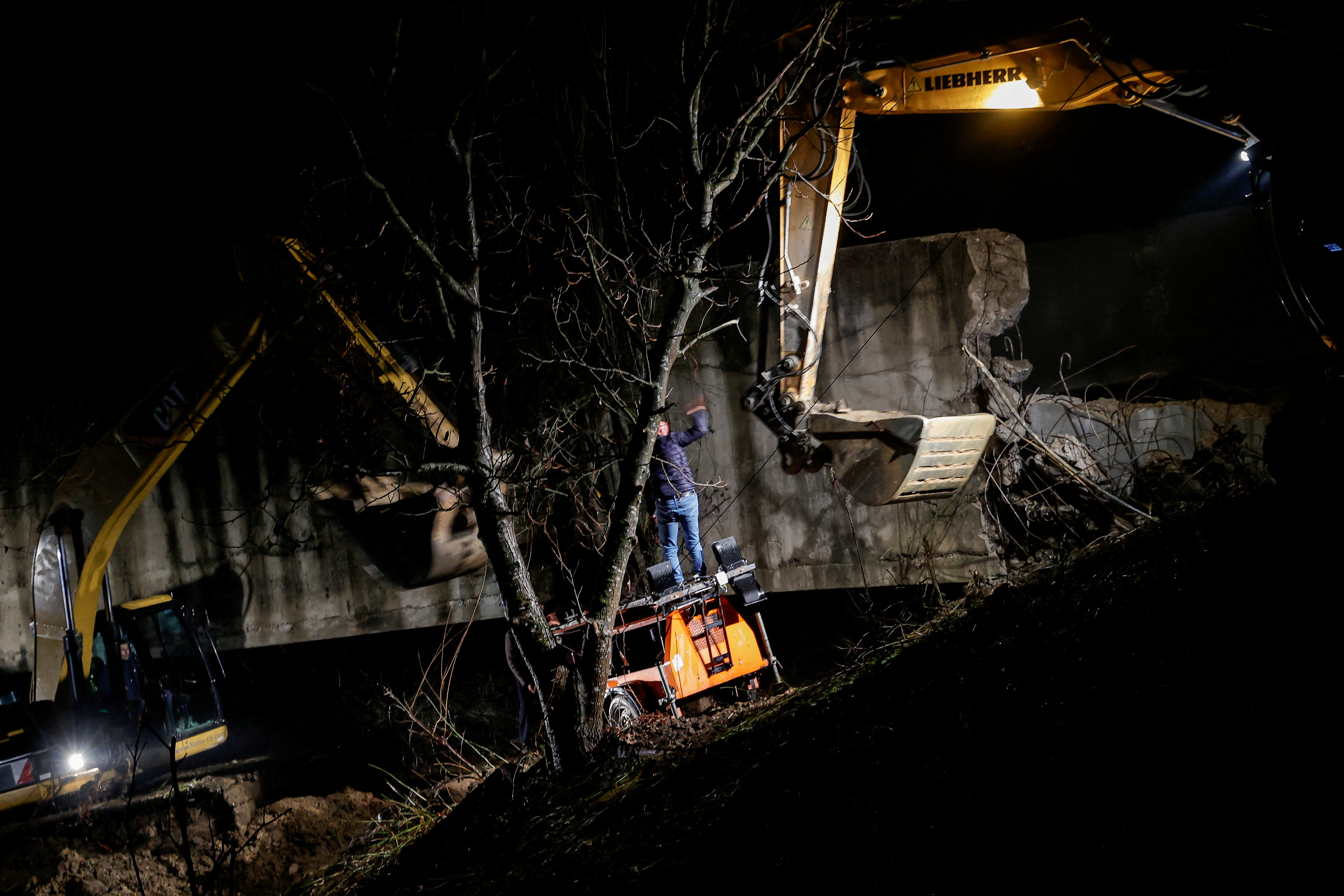 Prizor po eksploziji na severu Kosova (Foto: Valdrin Xhemaj/REUTERS)