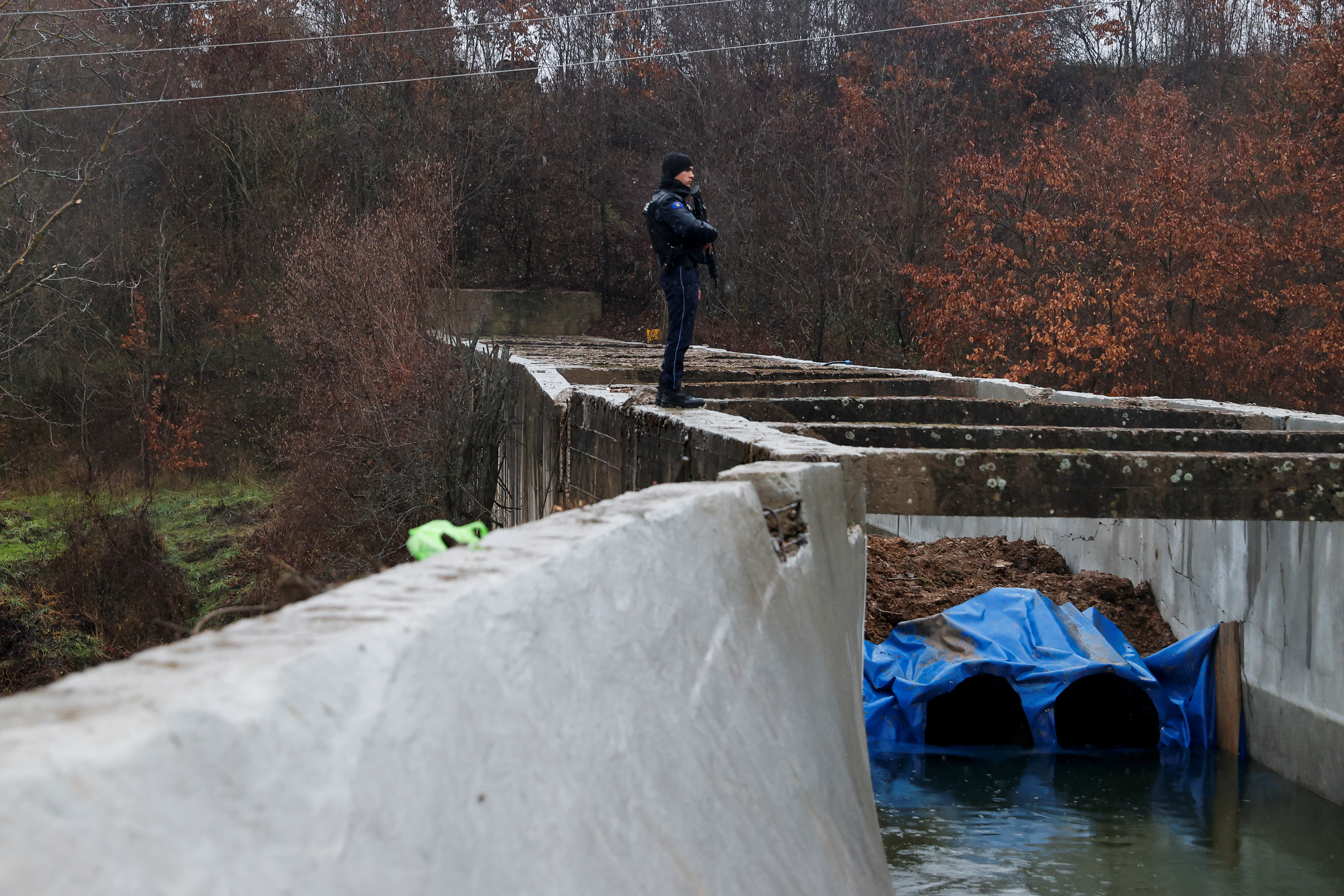 Prizor po eksploziji na severu Kosova 
 (Foto: Valdrin Xhemaj/REUTERS)