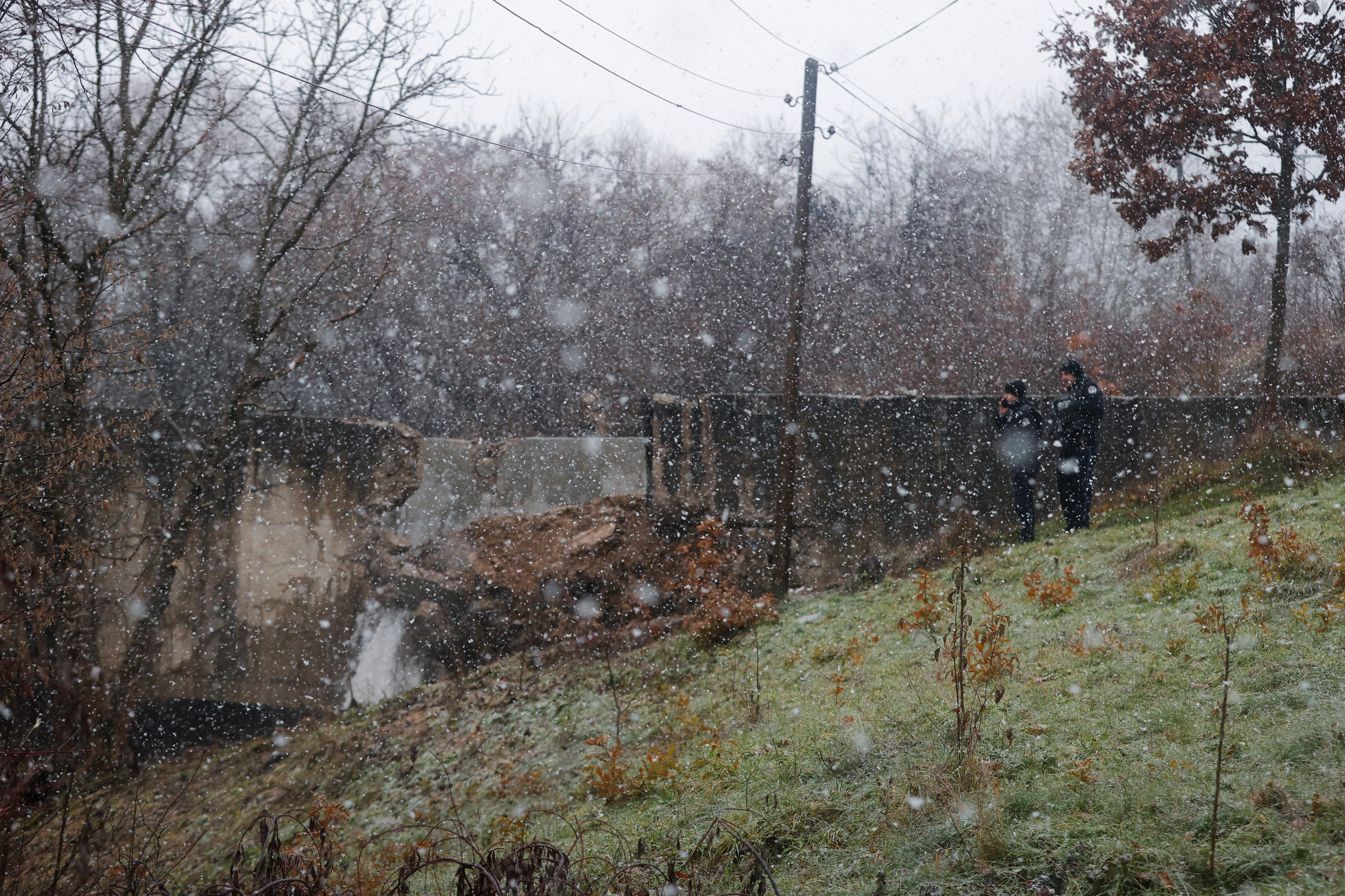 Prizor po eksploziji na severu Kosova 
 (Foto: Valdrin Xhemaj/REUTERS)