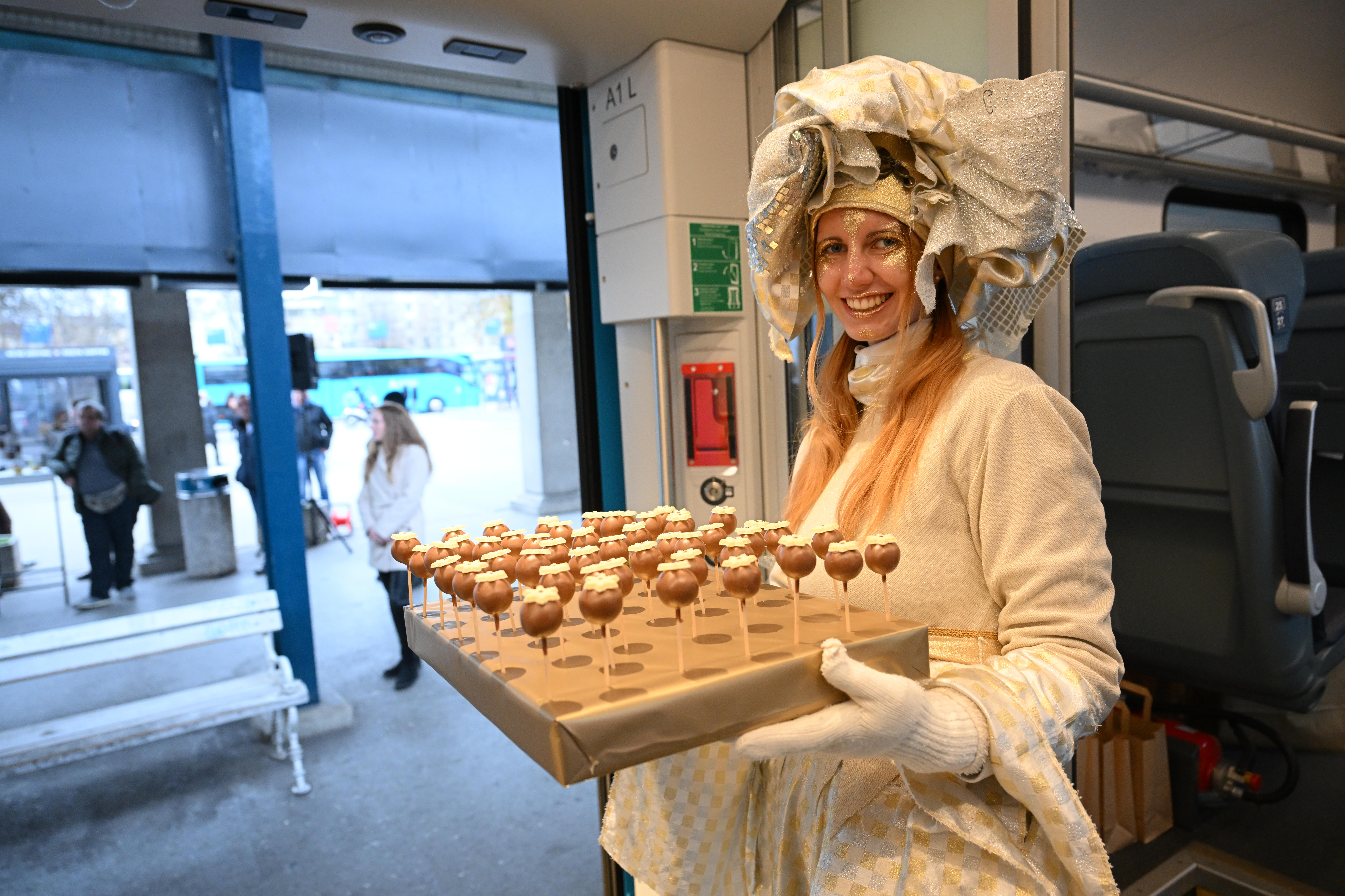 Novinarska konferenca Slovenskih železnic praznična potovanja vlakov po Sloveniji in pravljični junaki