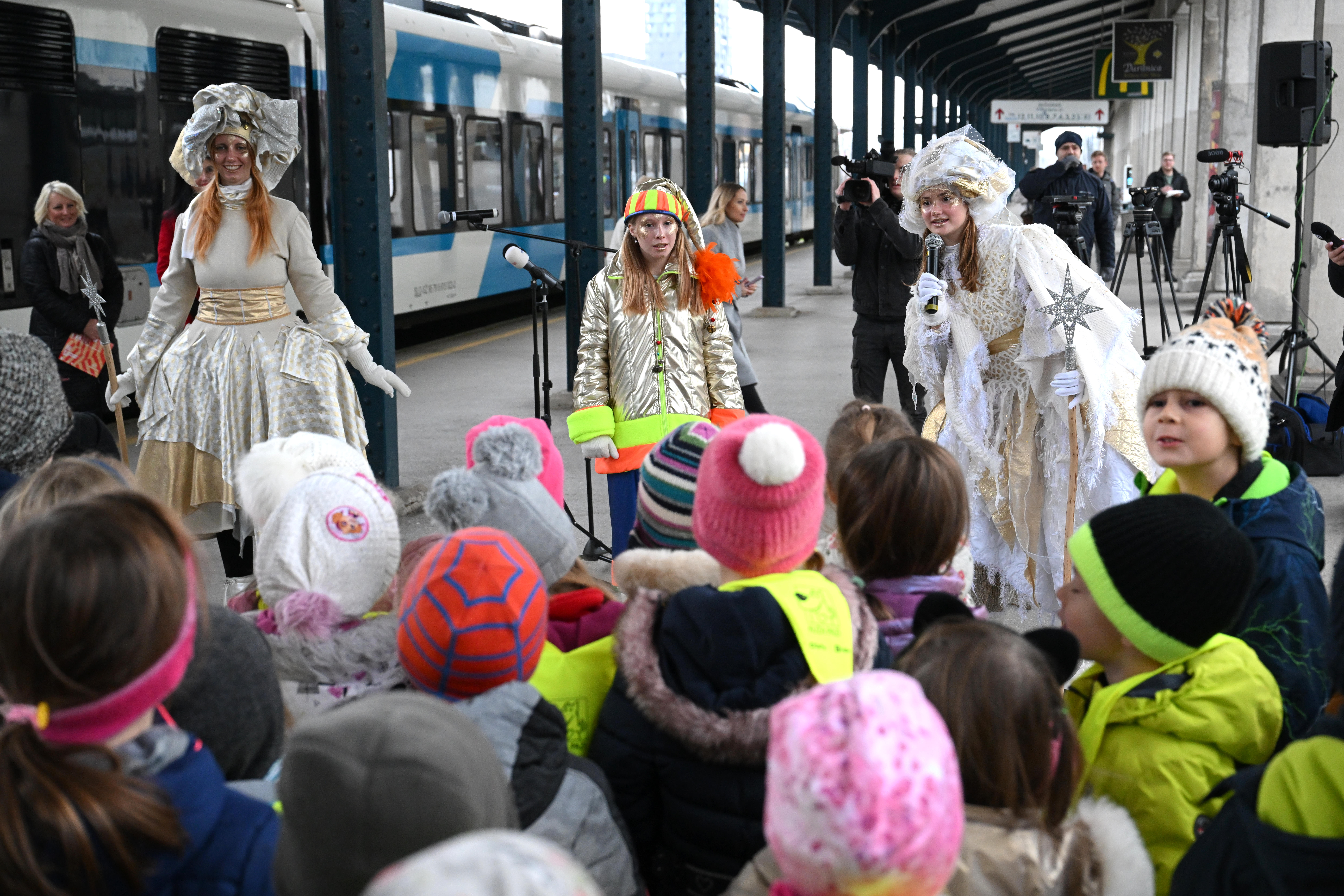 Novinarska konferenca Slovenskih železnic praznična potovanja vlakov po Sloveniji in pravljični junaki