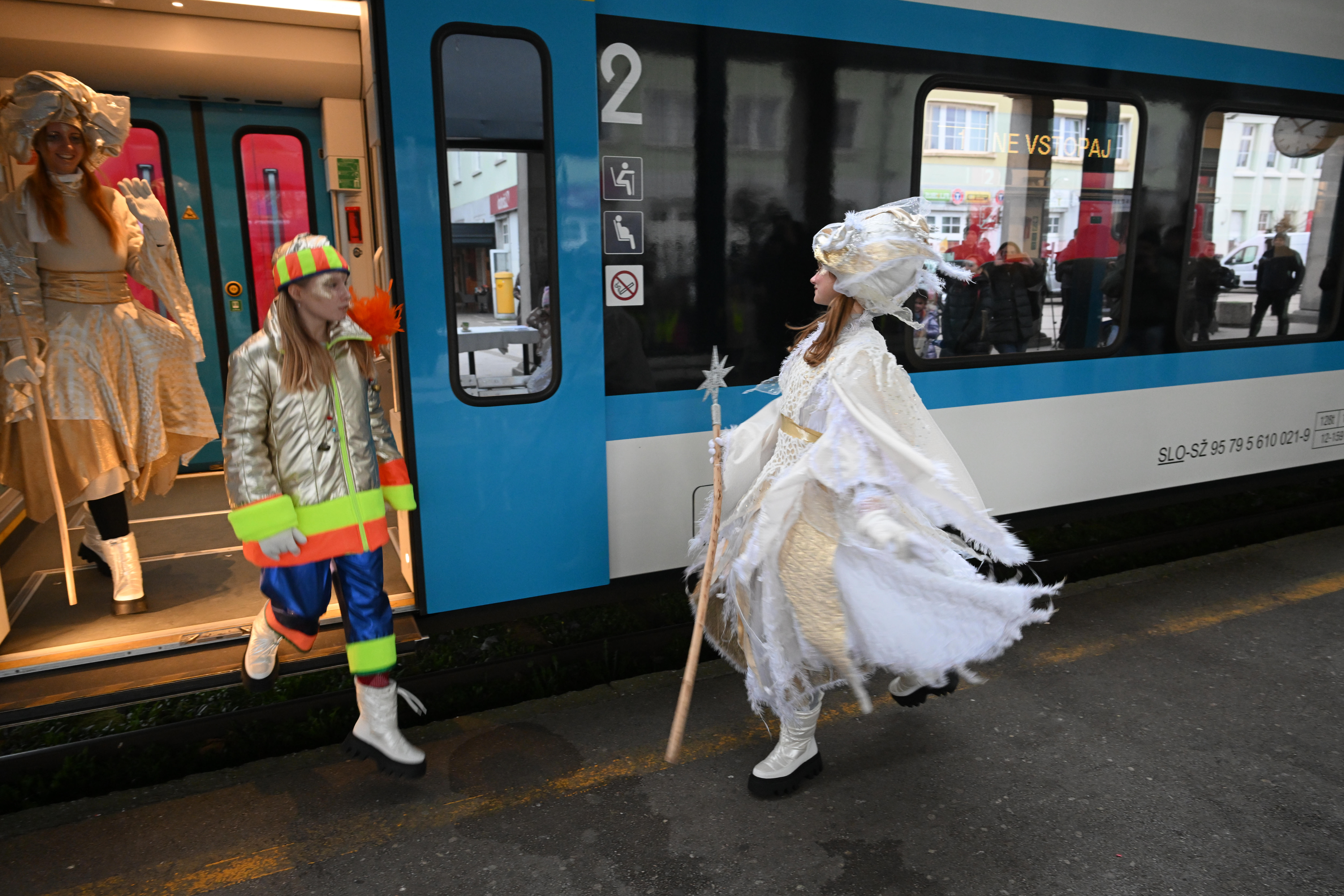 Novinarska konferenca Slovenskih železnic praznična potovanja vlakov po Sloveniji in pravljični junaki