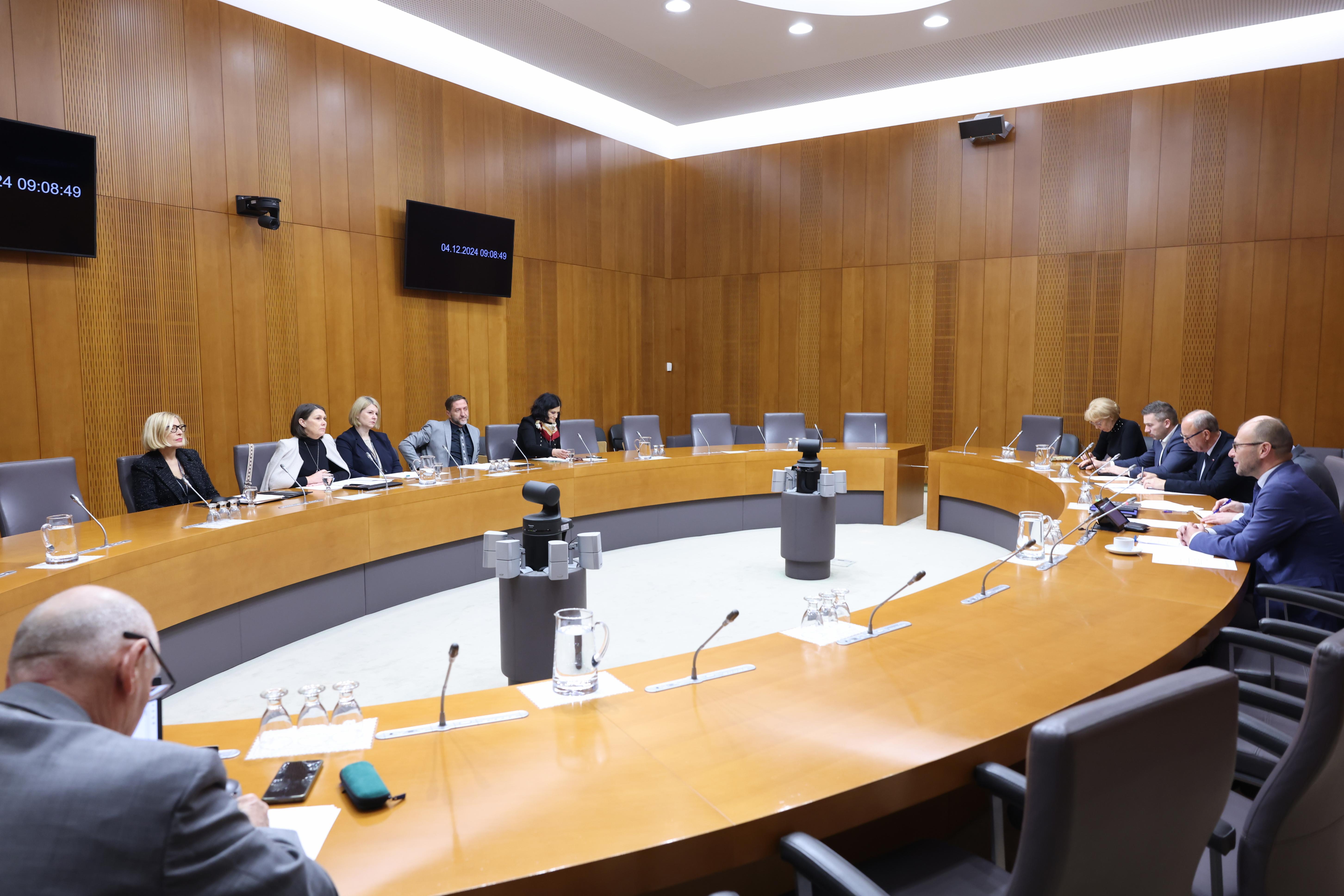 državni zbor, komisija za nadzor javnih financ