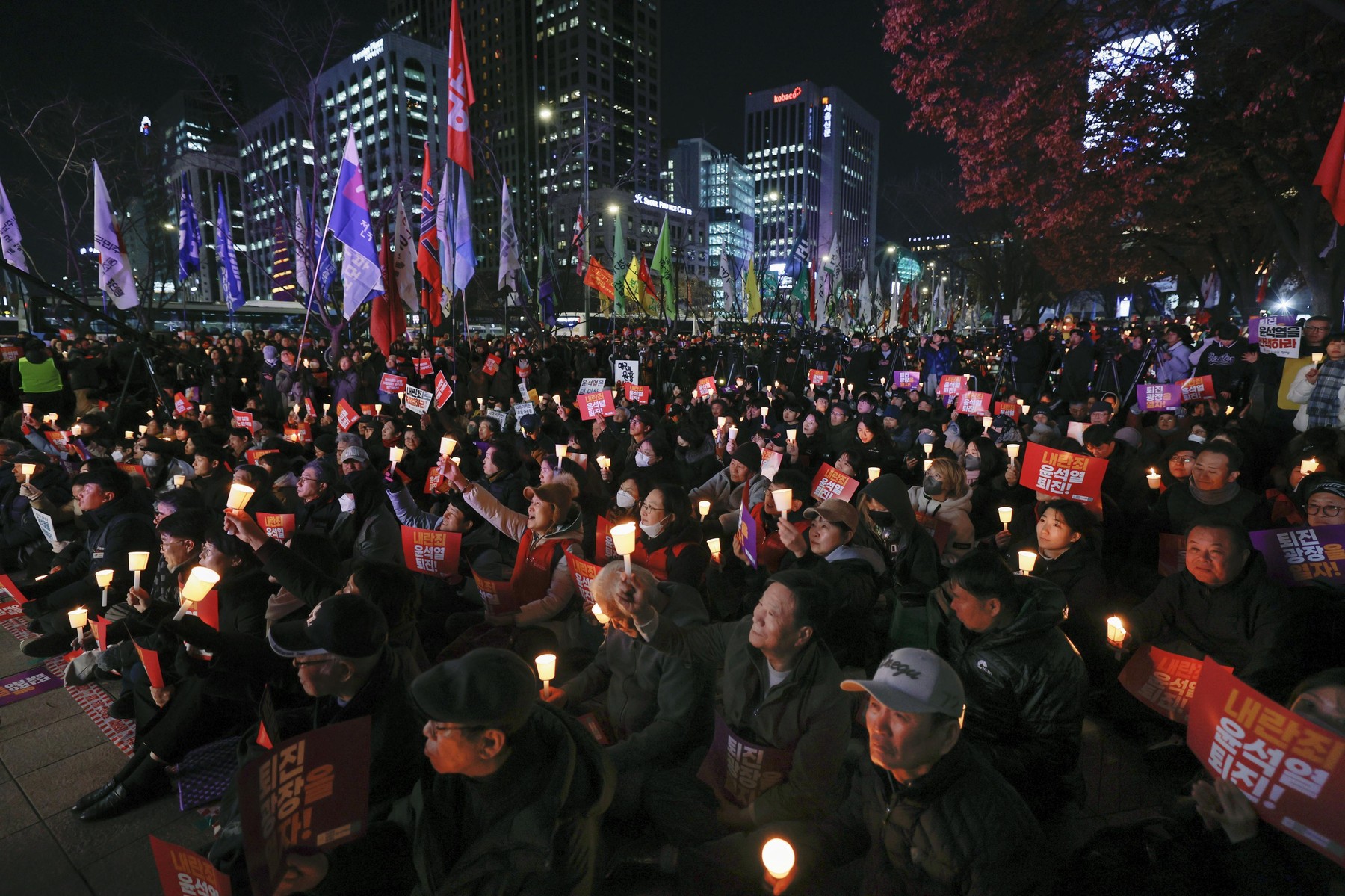 Protestniki v Južni Koreji zahtevajo odstop predsednika Jun Suk Jeola. (Foto: PROFIMEDIA)