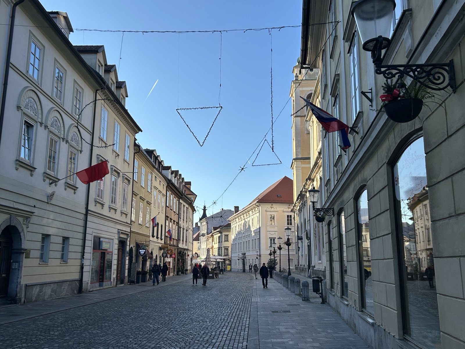Lučke v Ljubljani svetijo tudi čez dan (Foto: N1)
