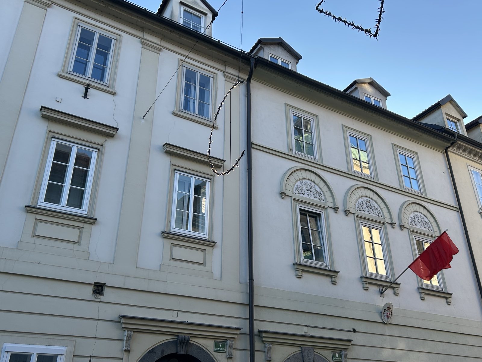 Lučke v Ljubljani svetijo tudi čez dan (Foto: N1)