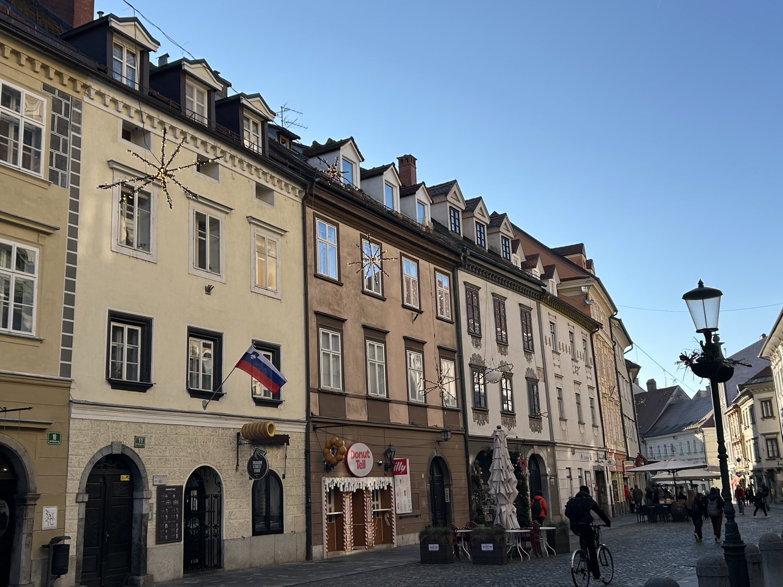 Lučke v Ljubljani svetijo tudi čez dan (Foto: N1)