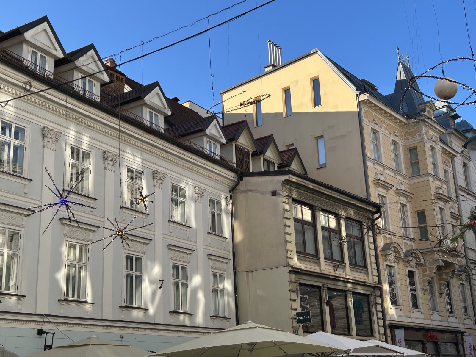 Lučke v Ljubljani svetijo tudi čez dan (Foto: N1)