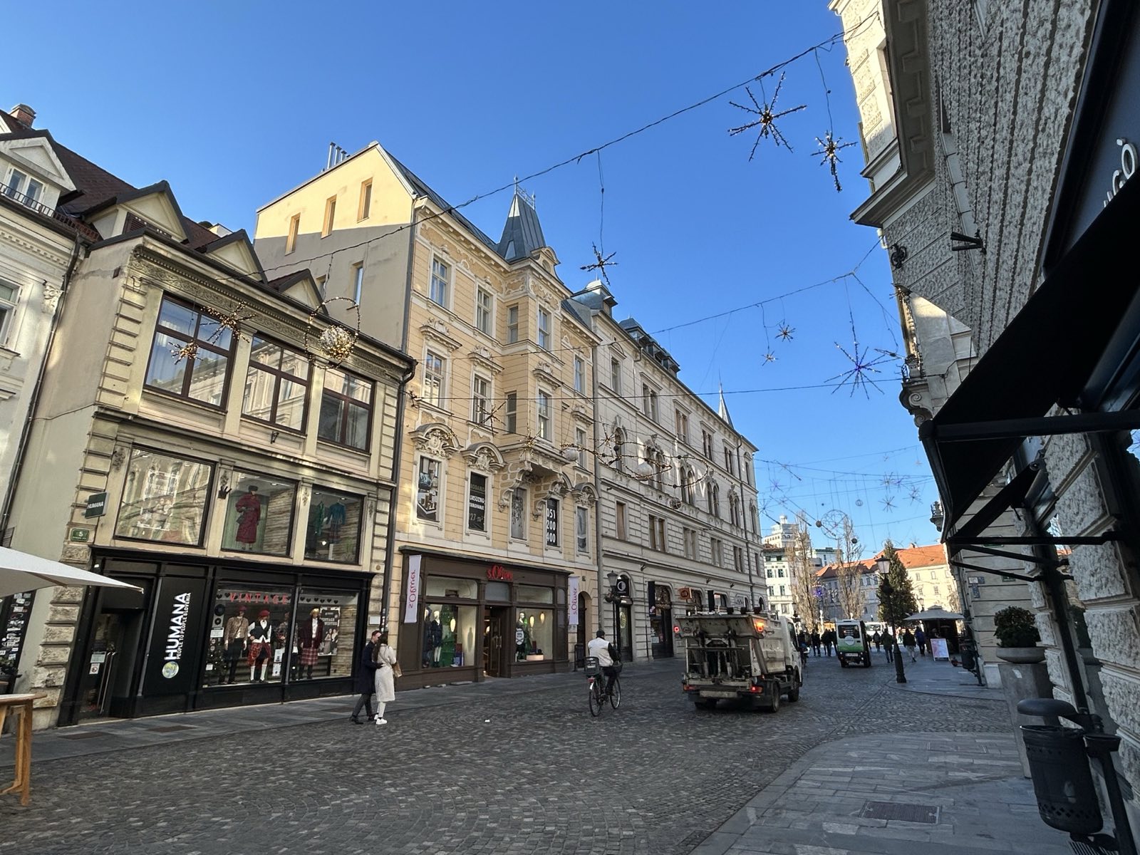 Lučke v Ljubljani svetijo tudi čez dan (Foto: N1)
