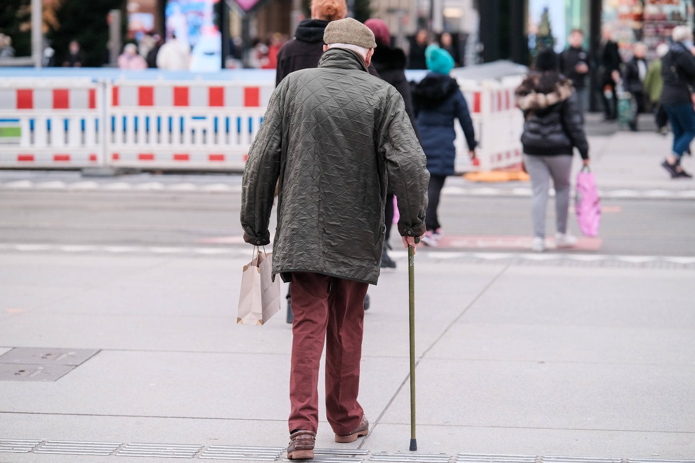 upokojenci, pokojnine, starejši