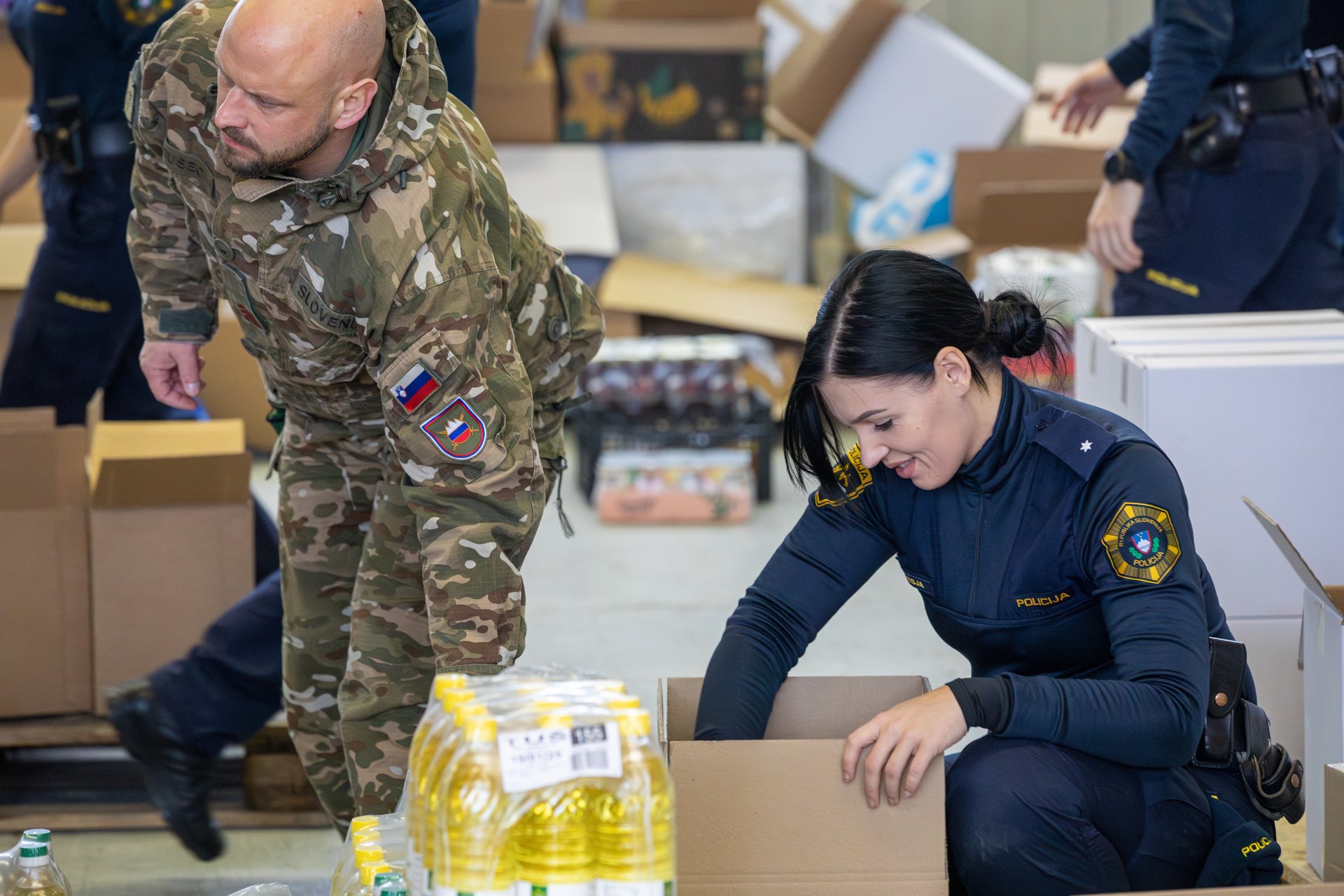 Anina zvezdica, zbiranje hrane, vojska, policija