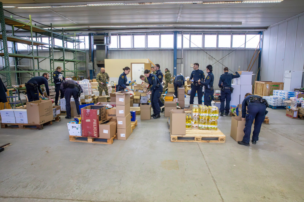 Anina zvezdica, zbiranje hrane, vojska, policija