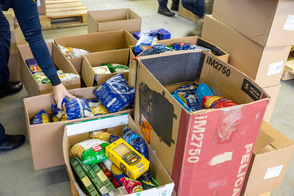 Anina zvezdica, zbiranje hrane, vojska, policija