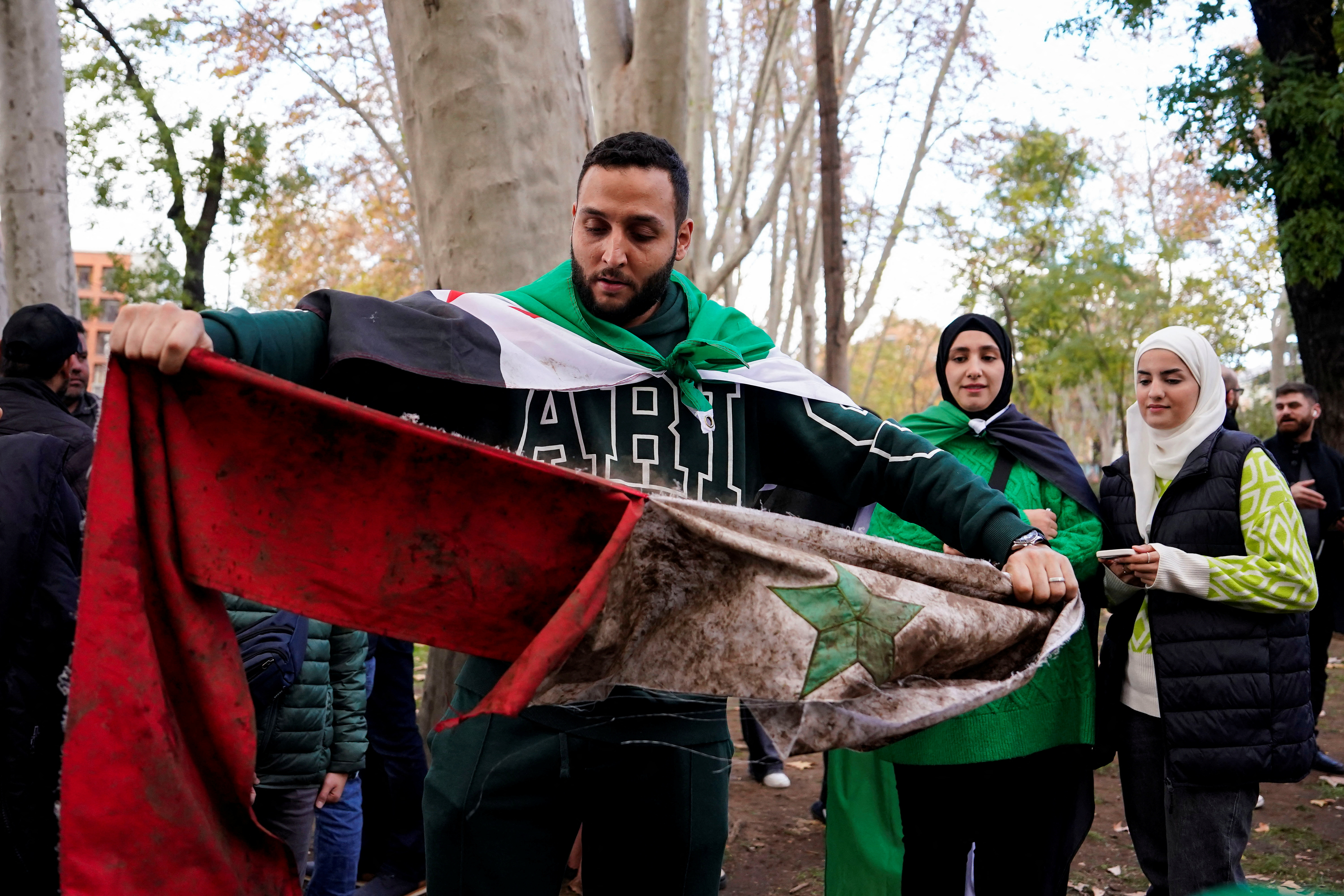 Proslavljanje padca Asadovega režima v Madridu (Foto: Ana Beltran/REUTERS)