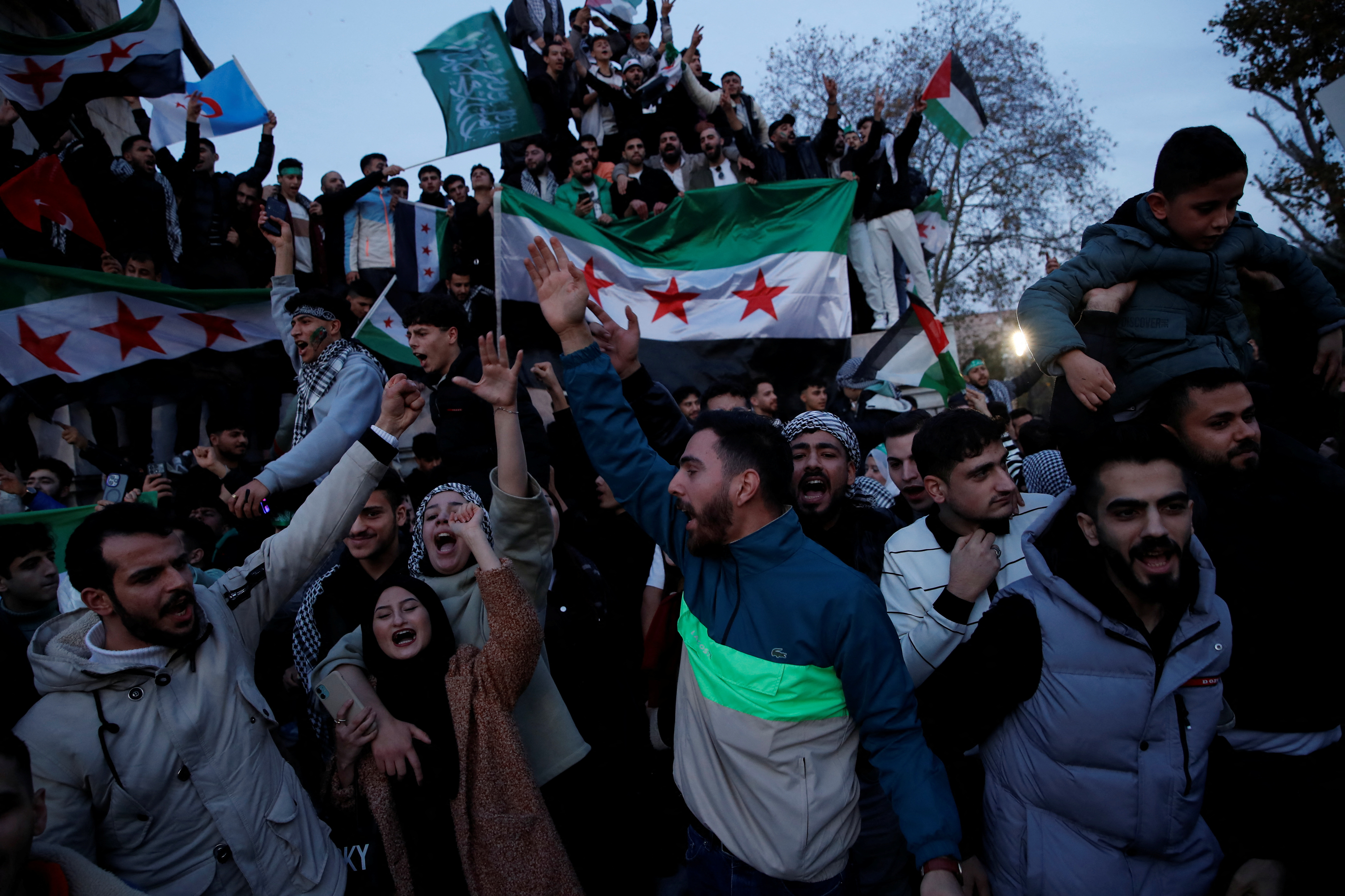 Proslavljanje padca Asadovega režima v Turčiji (Foto: Dilara Senkaya/REUTERS)
