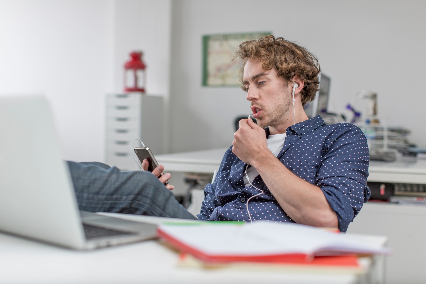 PISARNA, mladi, zaposleni, delovno mesto