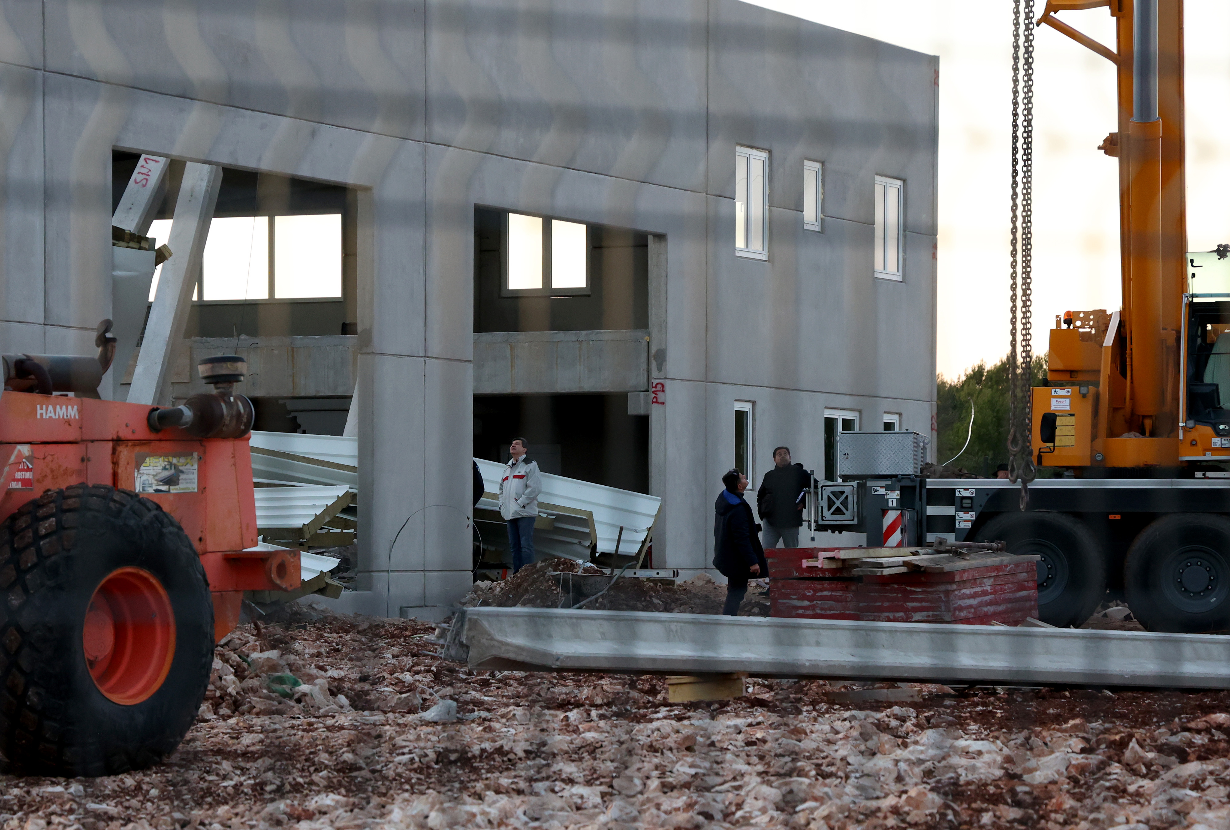 V industrijski coni Podi se je zrušila streha hale, ena oseba je umrla.