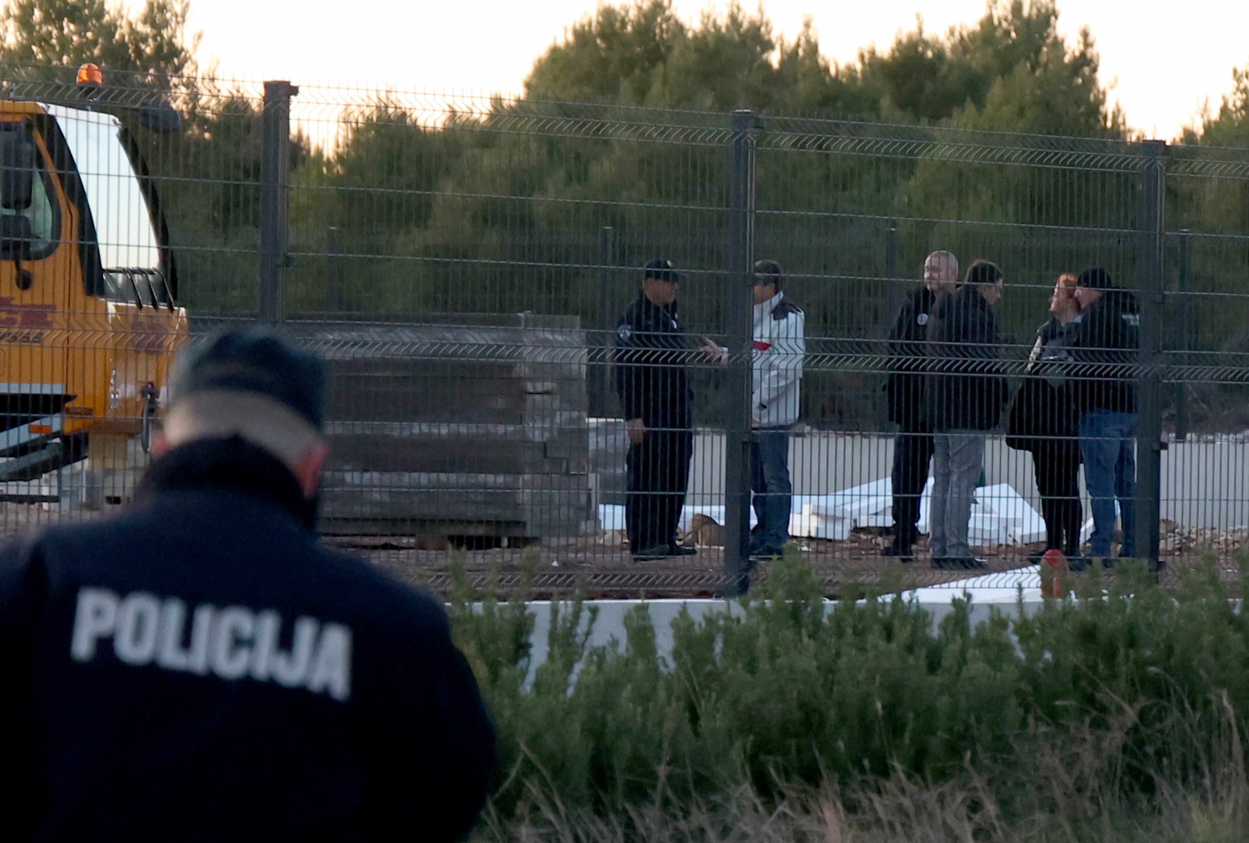 V industrijski coni Podi se je zrušila streha hale, ena oseba je umrla.