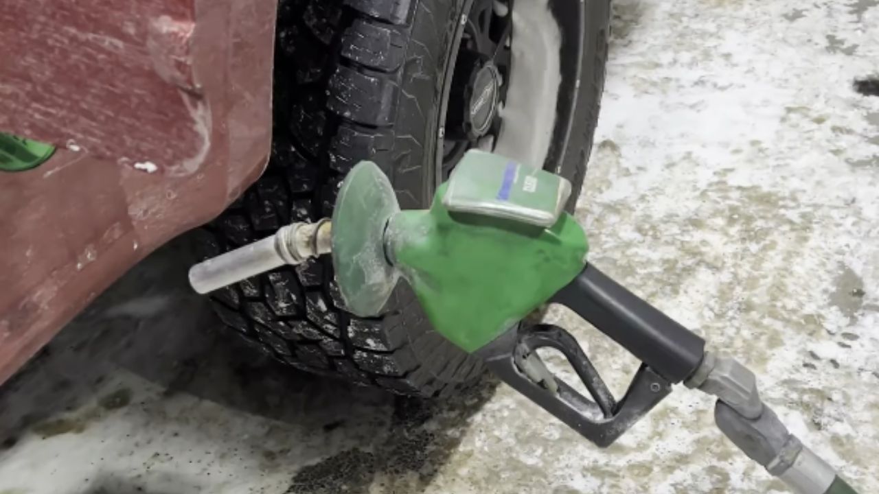 mraz, bencinska črpalka, cev, zima