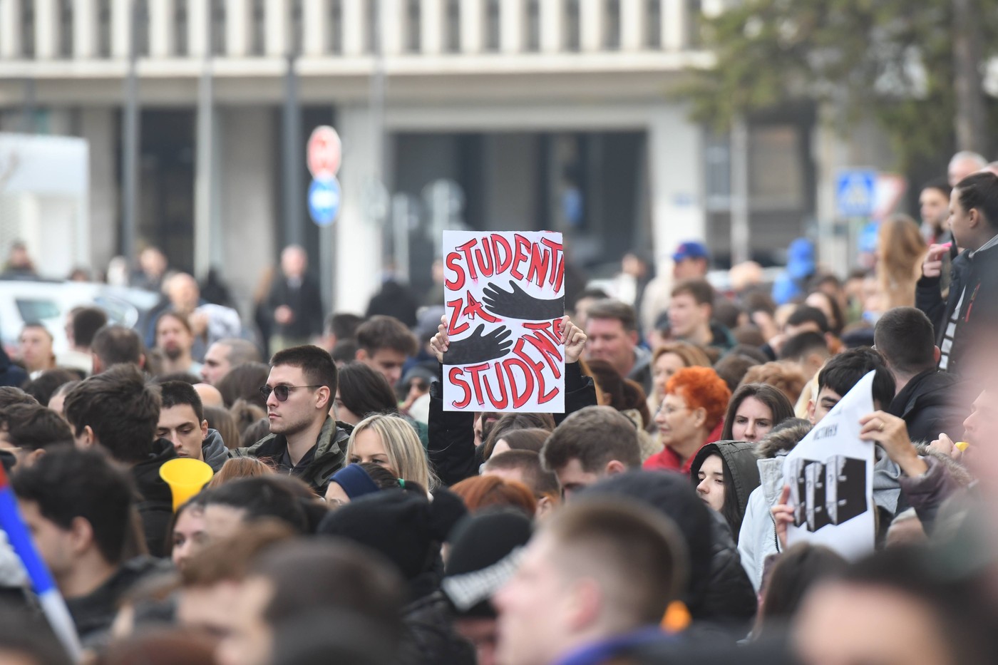 Prizor s protesta v Novem Sadu