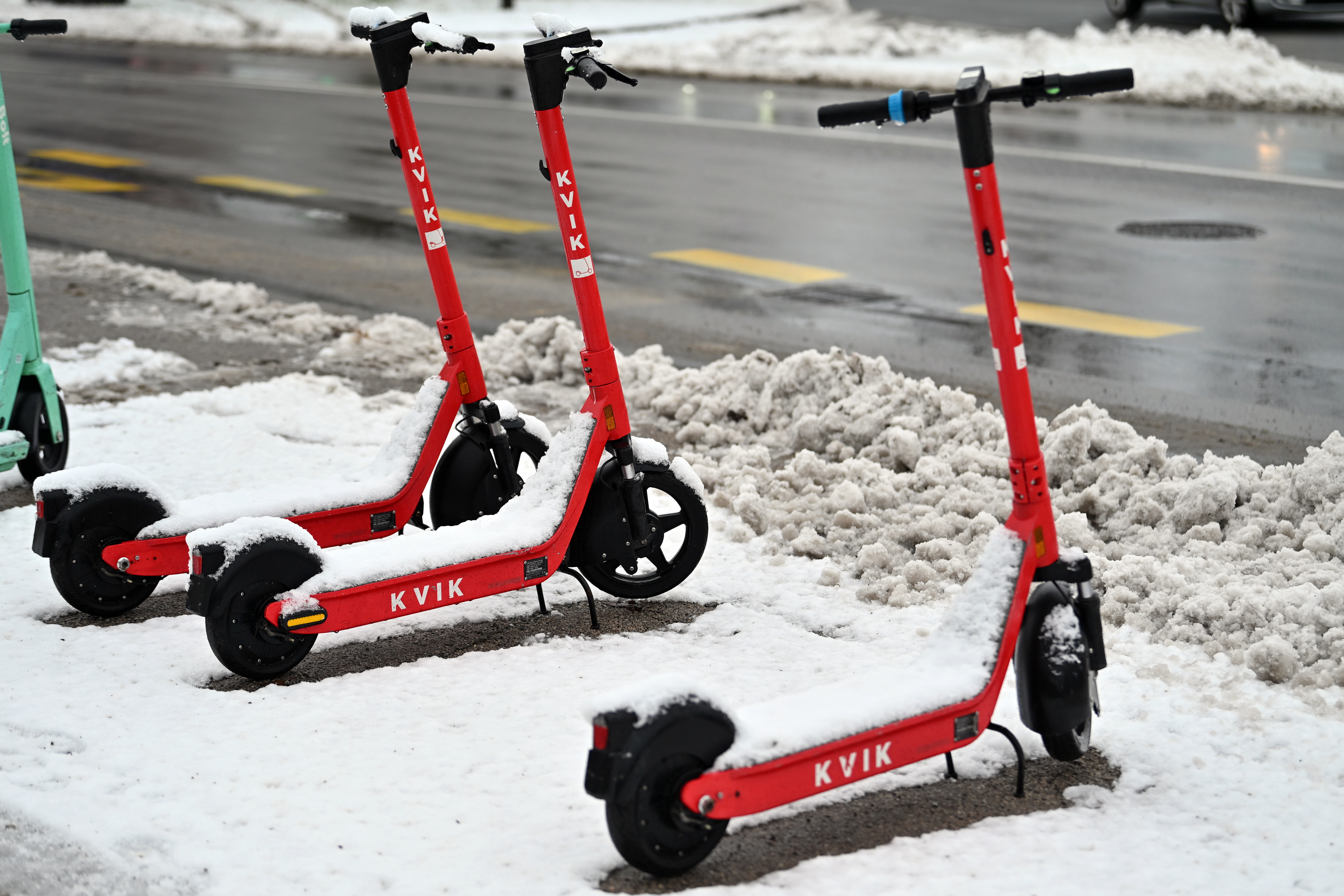 Sneg, sneženje, kidanje, e-skiro