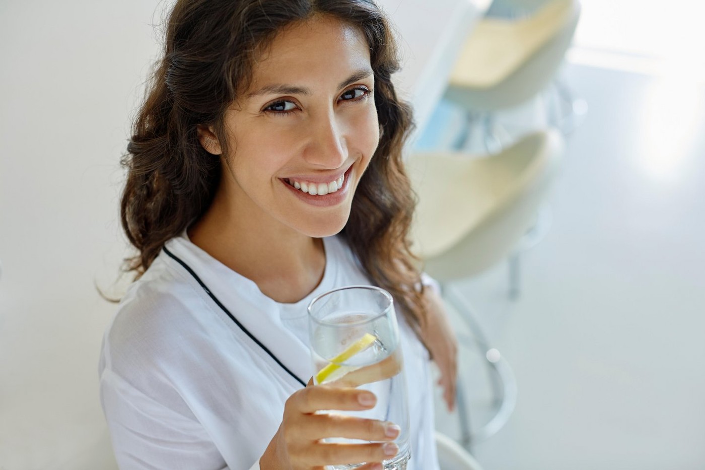 ženska, kozarec vode, limona