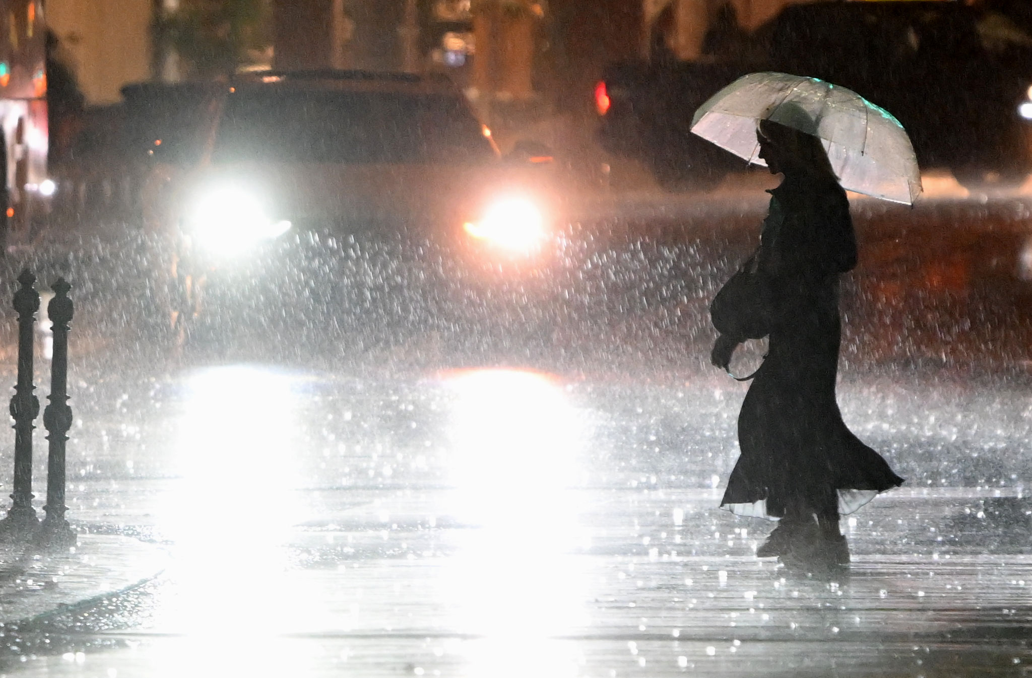 Dež mesto vreme ljudje promet