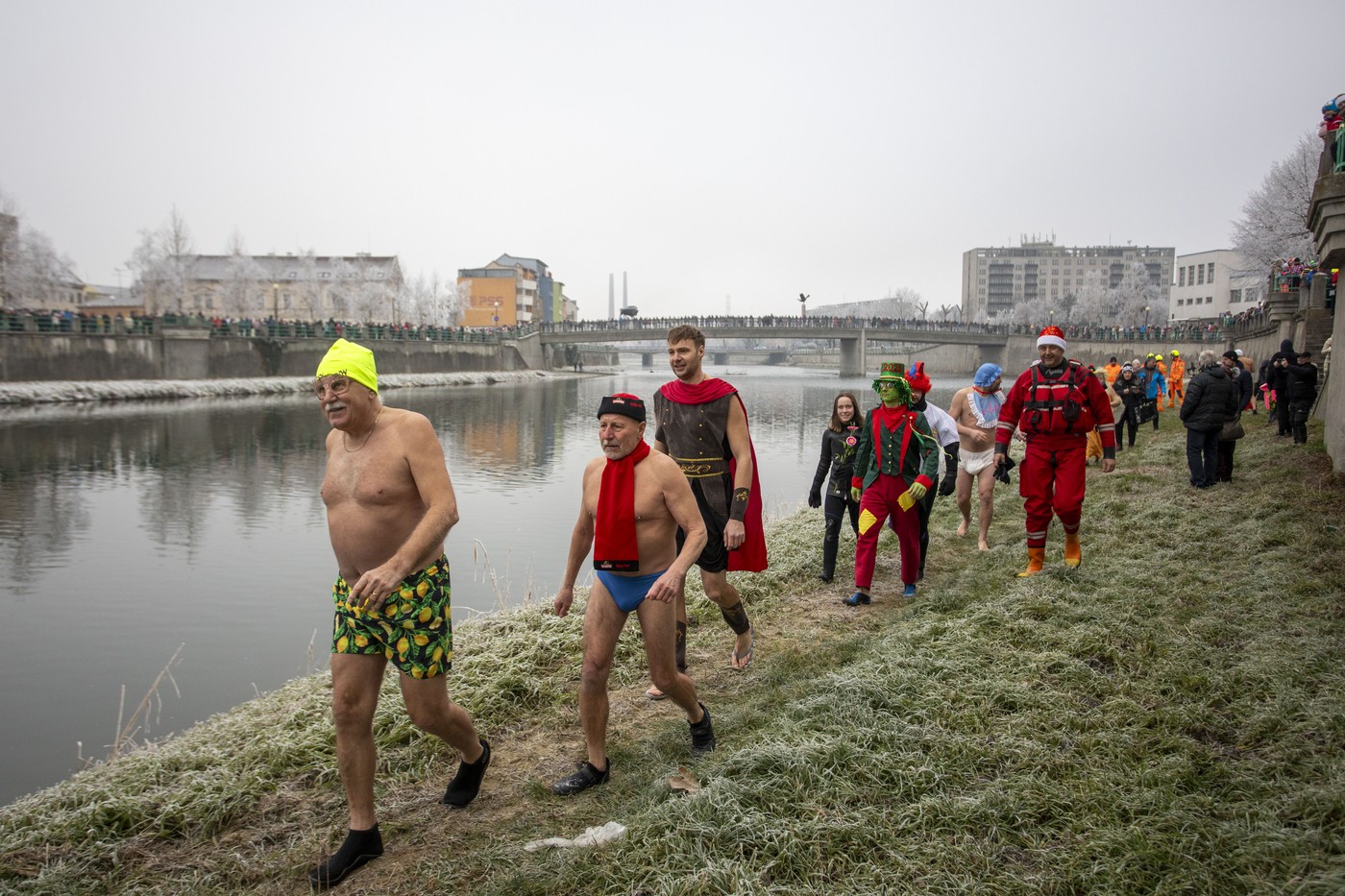 Tradicionalna novoletna predstava v češki reki Bečva (Foto: PROFIMEDIA)