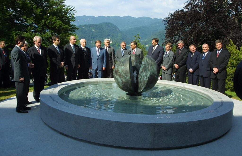 1735660370-Brsticni-vodnjak-srecanje-predsednikov-drzav-srednje-in-vzhodne-Evrope-na-Bledu-leta-2002-1024x661.jpg