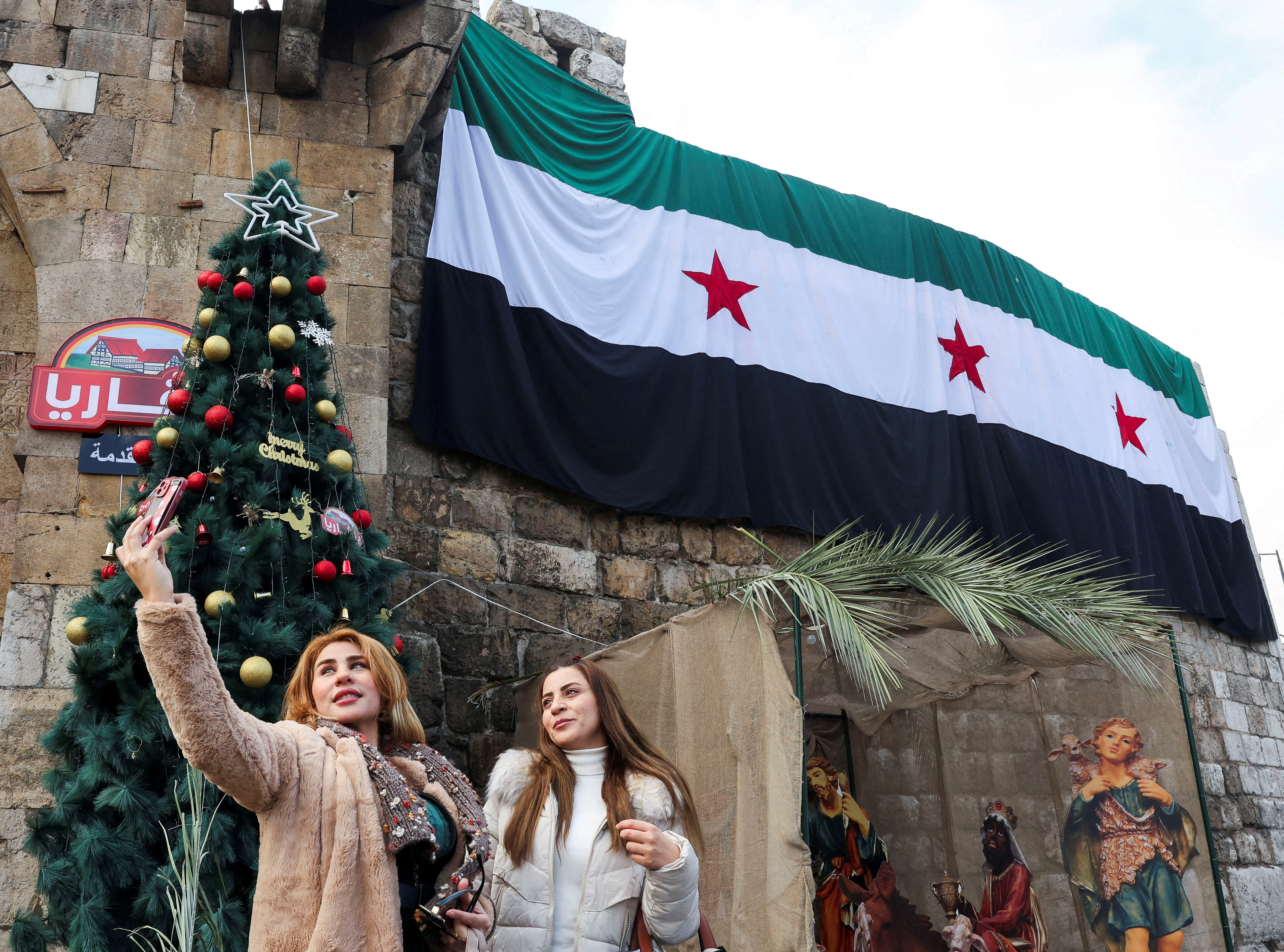 V Siriji se pripravljajo na prvo praznovanje novega leta po padcu Asadovega režima (Foto: Amr Abdallah Dalsh/REUTERS)
