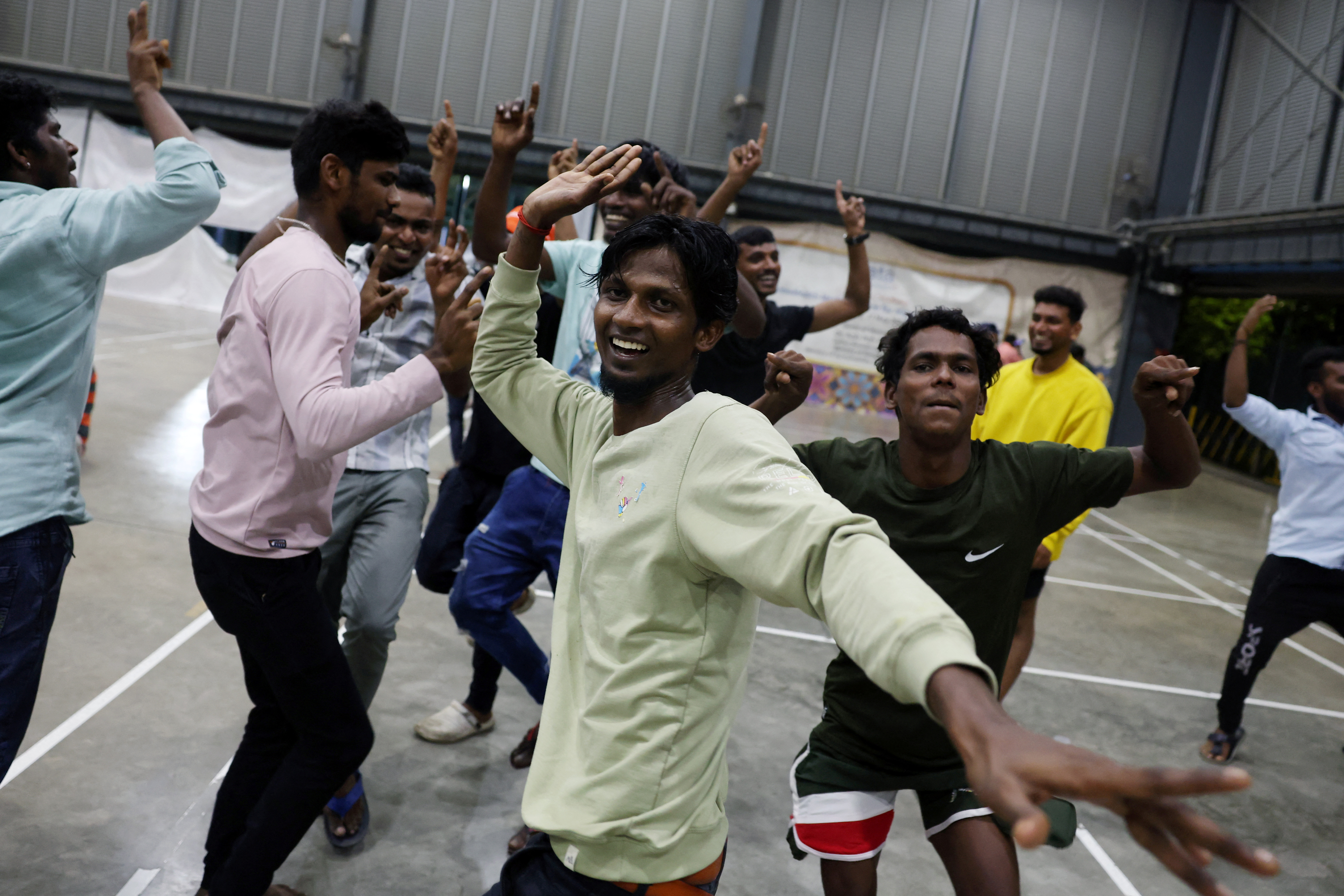 Delavci iz Bangladeša in Indije, ki so novo leto pričakali v Singapurju (Foto: Edgar Su/REUTERS)