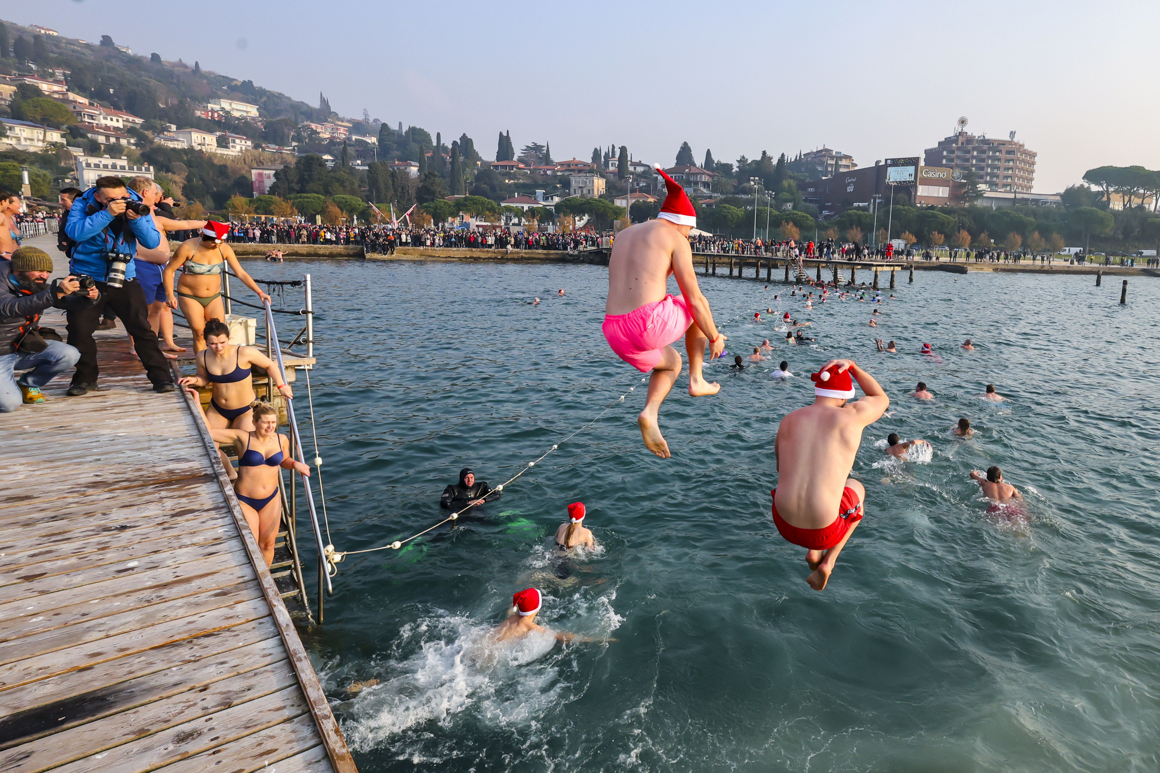 Novoletni skok v morje. (Foto: Tomaž Primožič/F. A. BOBO)