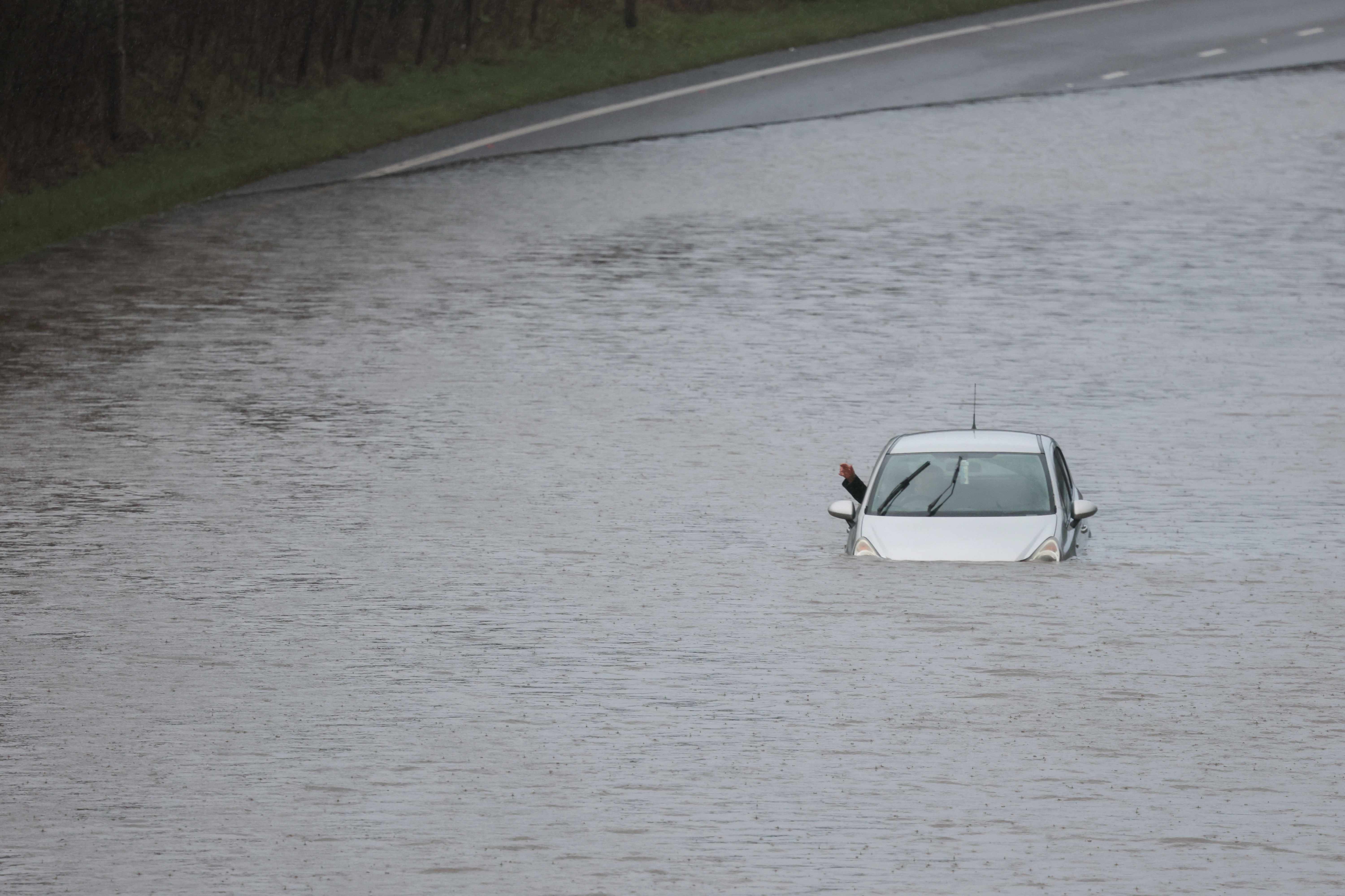 Prizor iz poplavljenega Bramhalla (Foto: Phil Noble/REUTERS)